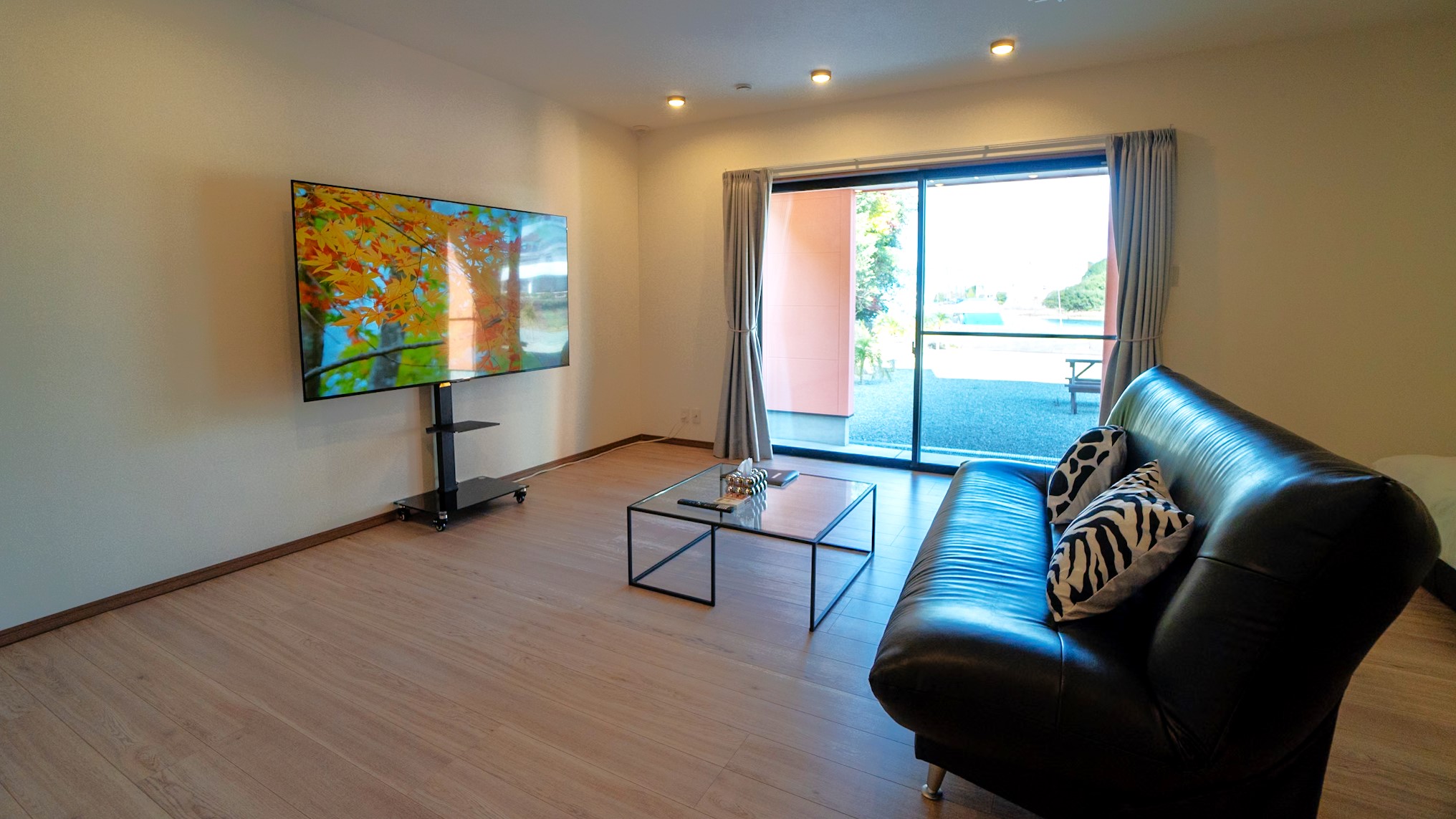 ピンクヴィラ７５インチテレビ設置