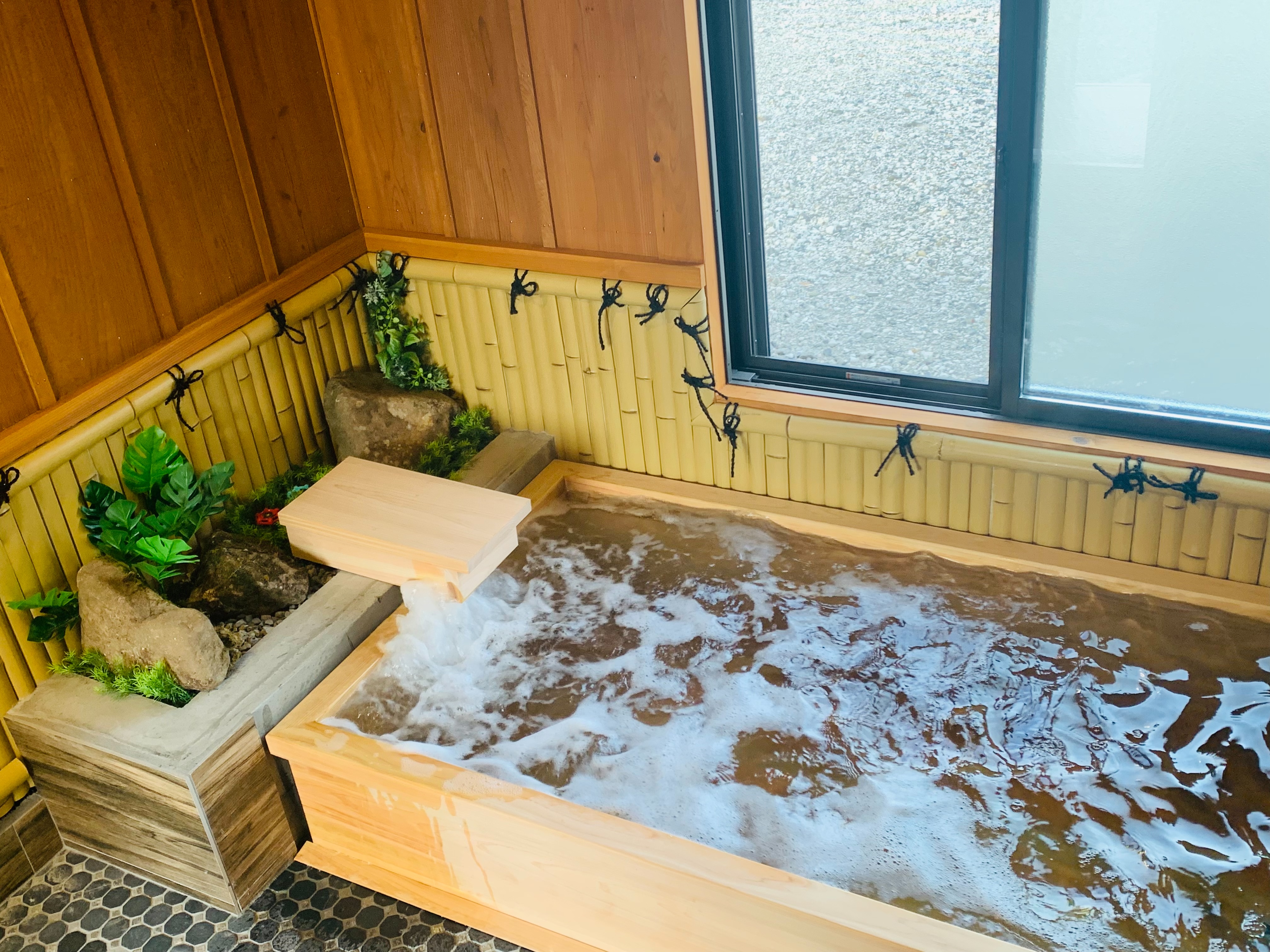 源泉掛け流し天然温泉ヒノキ風呂