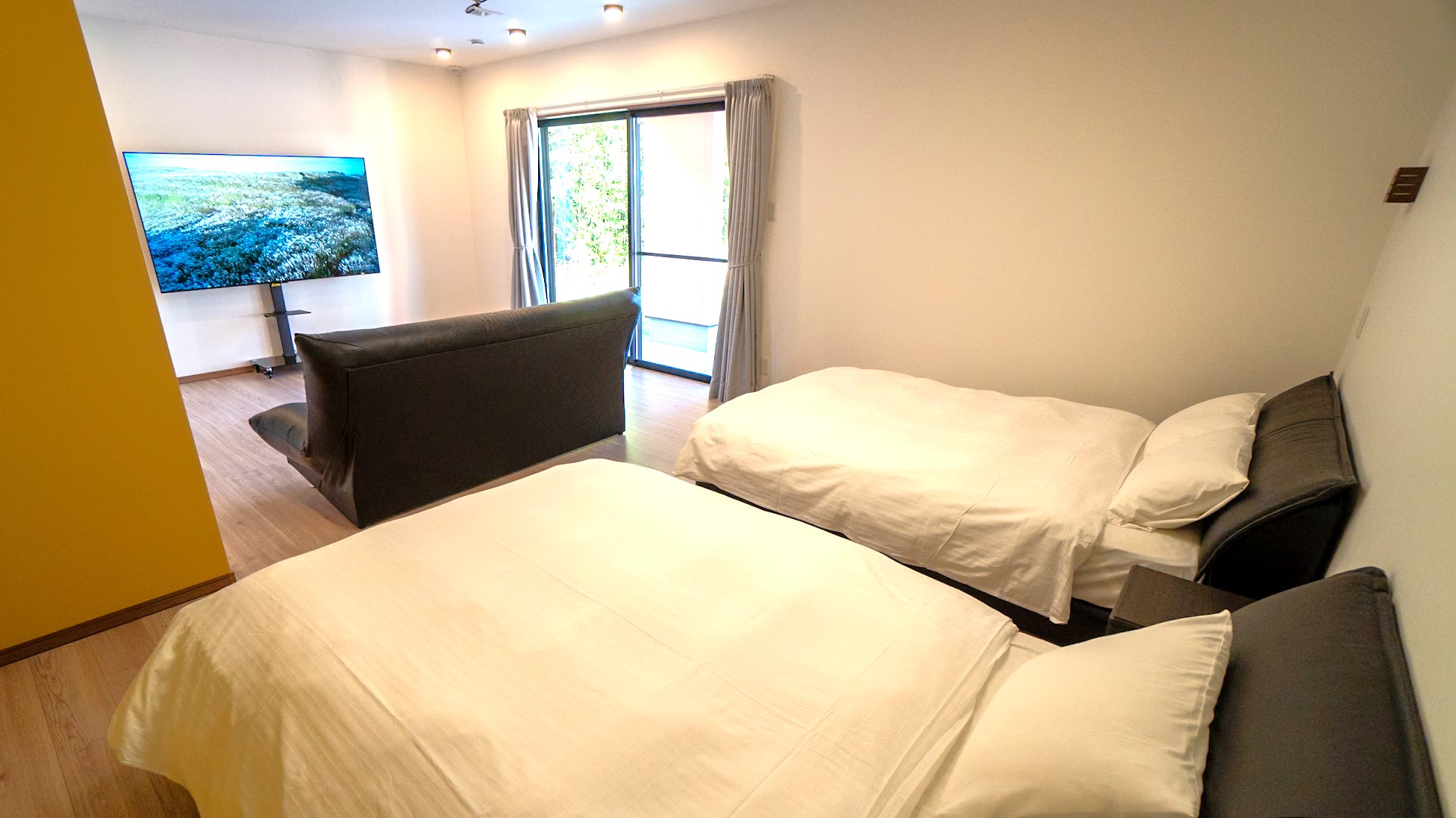 ピンクヴィラ１階７５インチテレビ設置