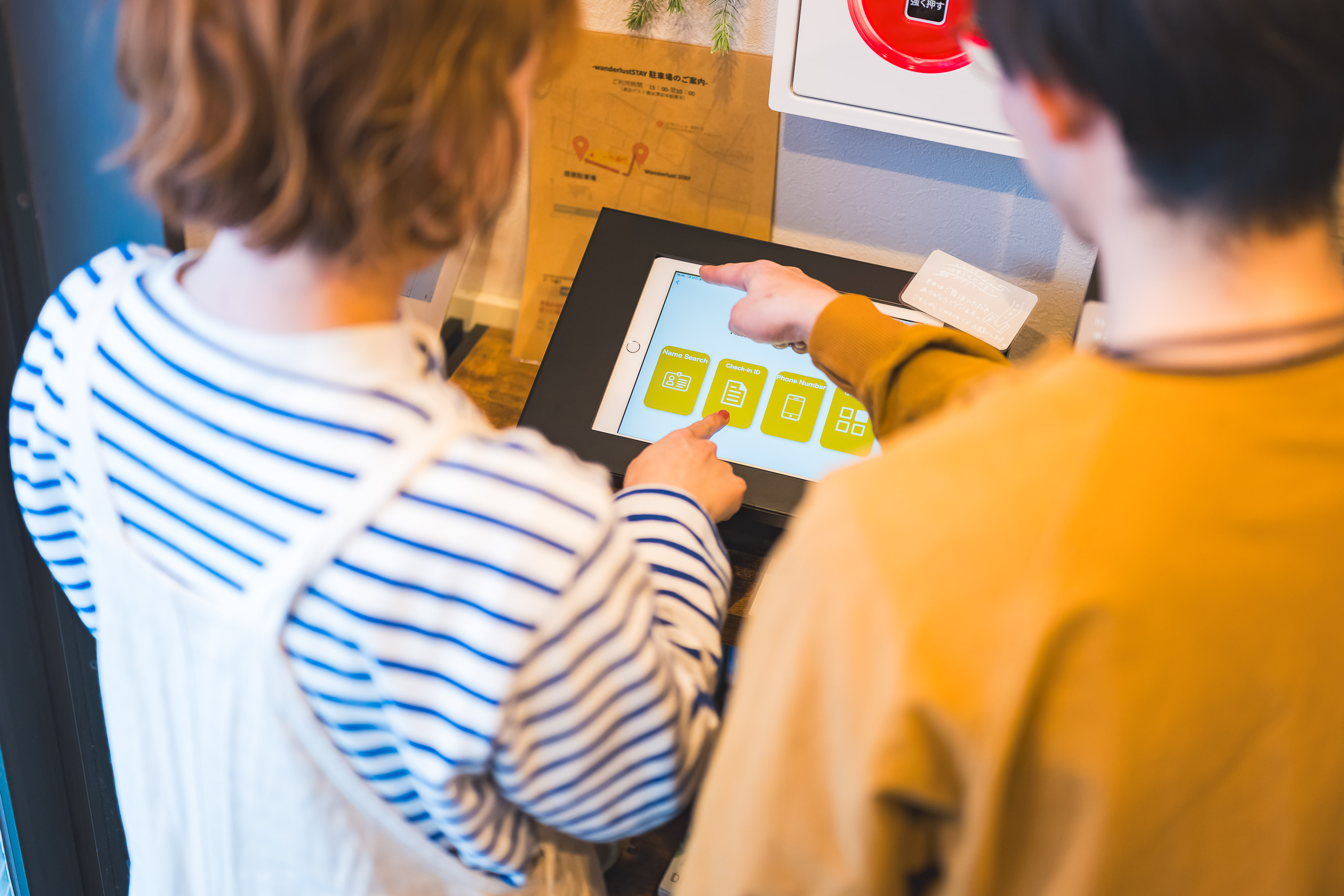 チェックインはセルフチェックインとなります。タブレットを使ってお手続きください。