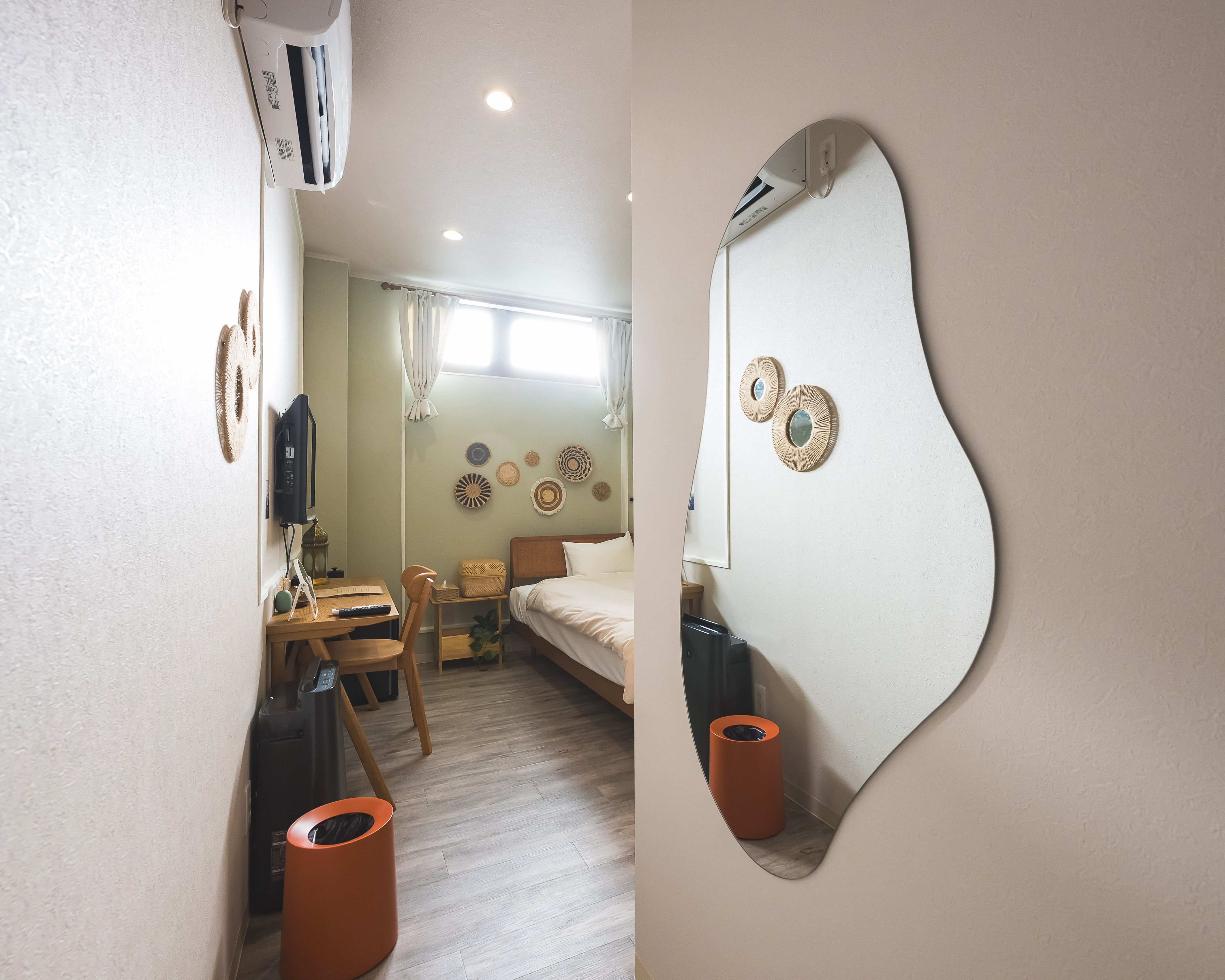 全身鏡もご用意しています。お出かけ前の身だしなみチェックに、ぜひご利用ください。