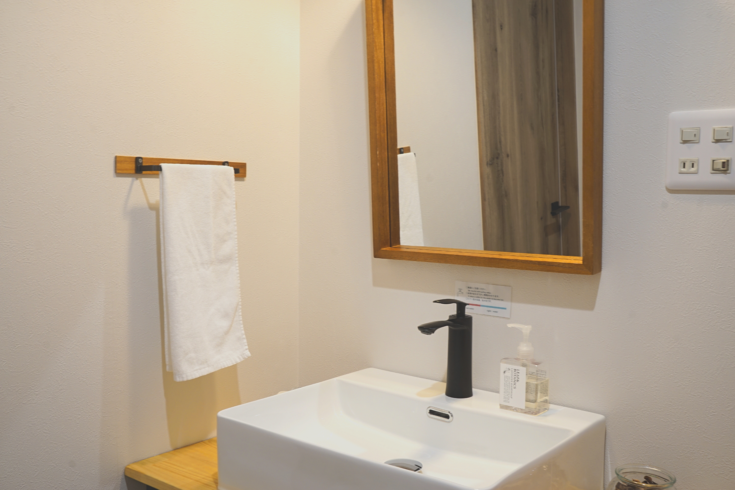 洗面台は広々とした洗面ボウルをご用意しています。 ラベンダーの香りがやさしい、リーフボタニカルの石け