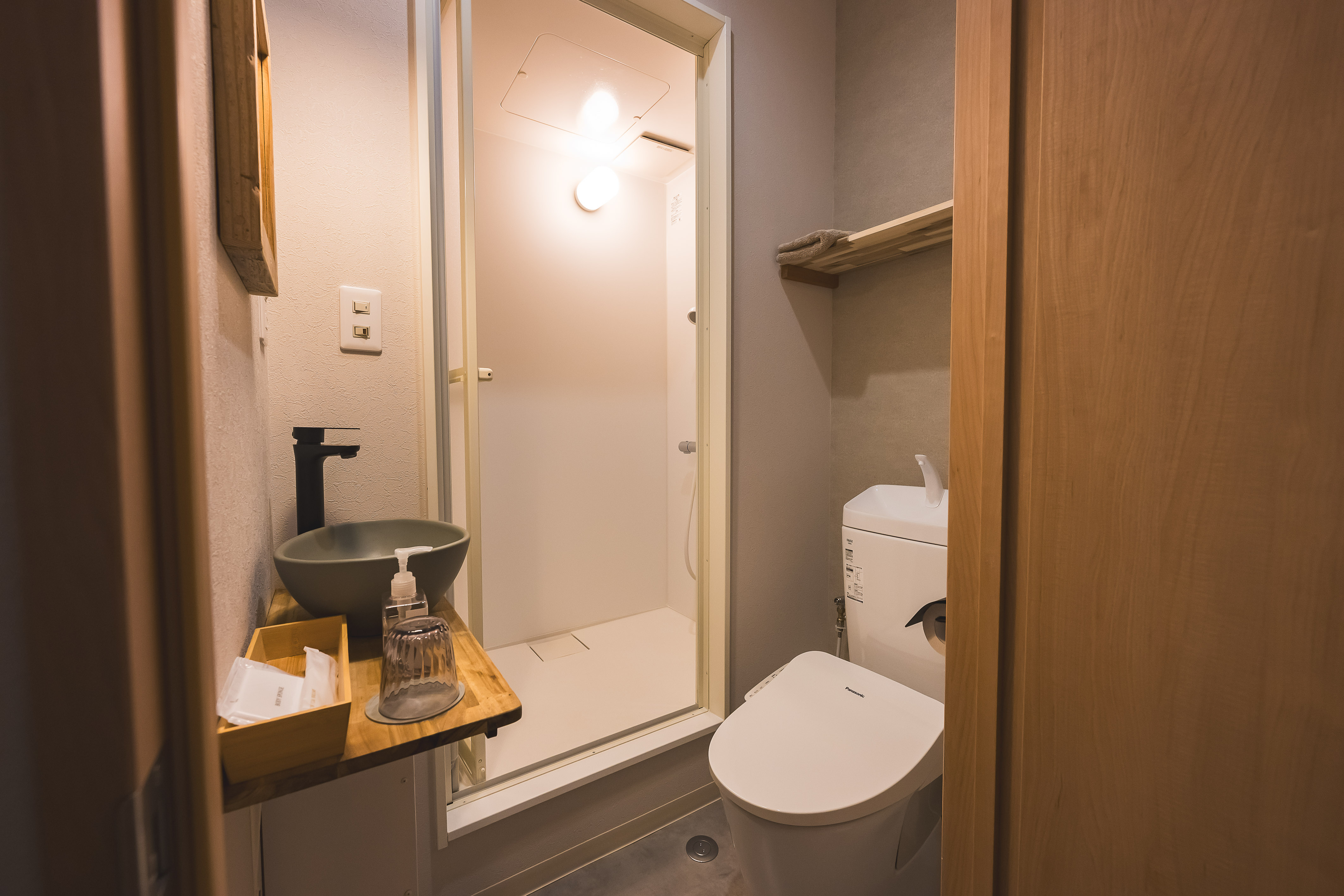 シャワールームとトイレがセパレート式でおトイレも清潔です。