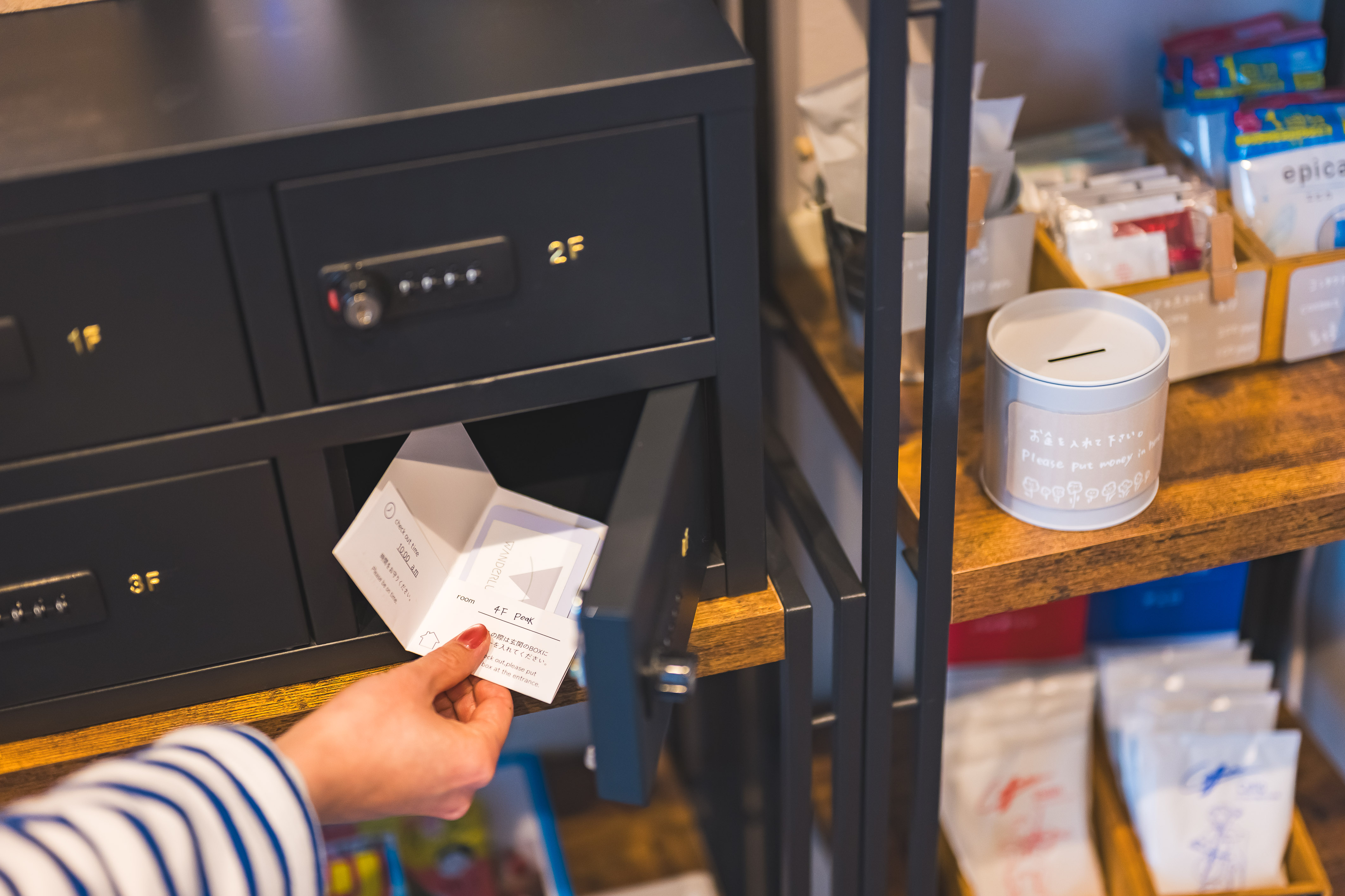 チェックイン後、カードキーをお受け取りいただけます。玄関とお部屋の鍵としてお使いいただけます。