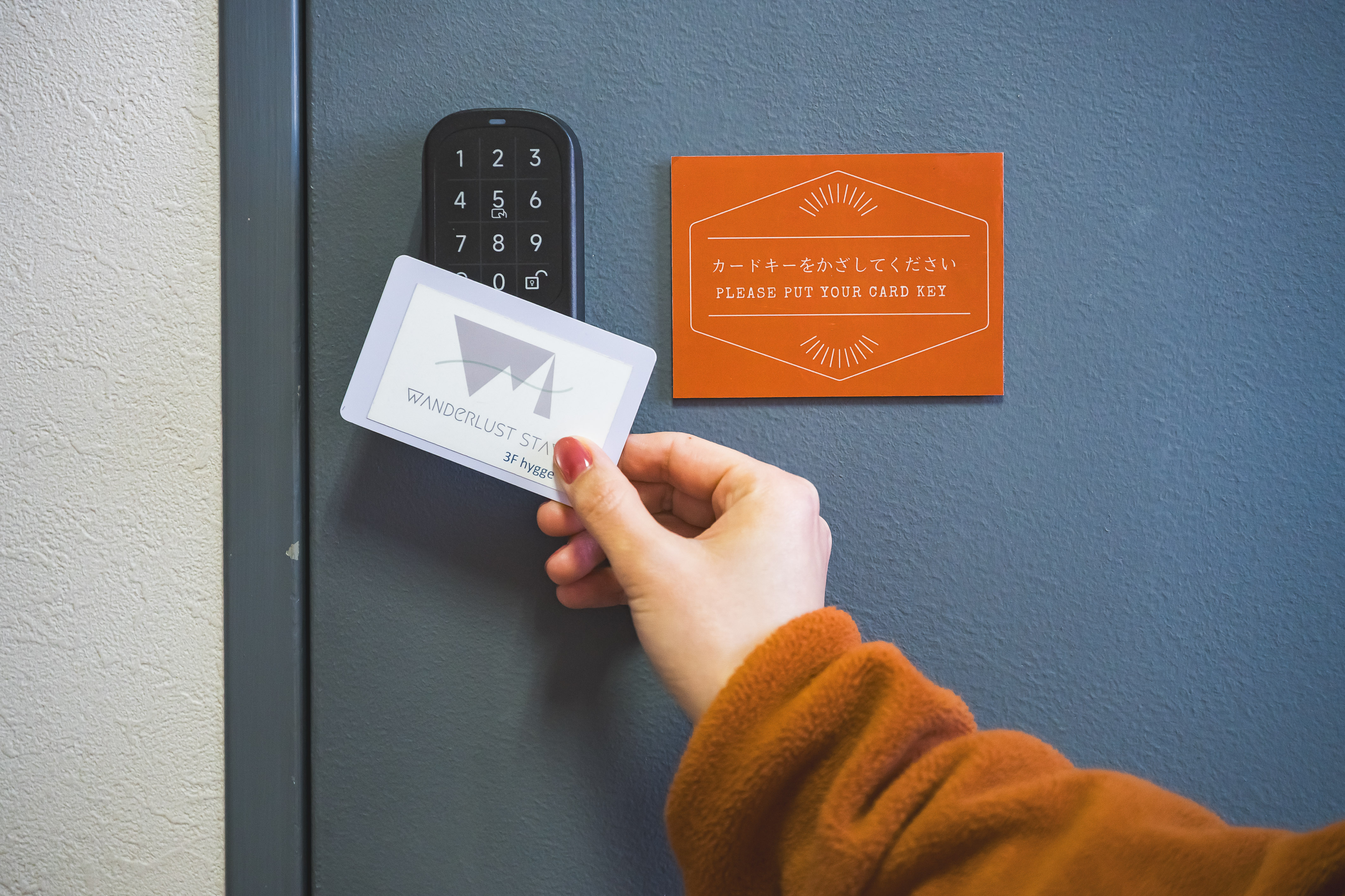 カードキーをタップして解錠するタイプです。オートロック式で、安心してご利用いただけます。