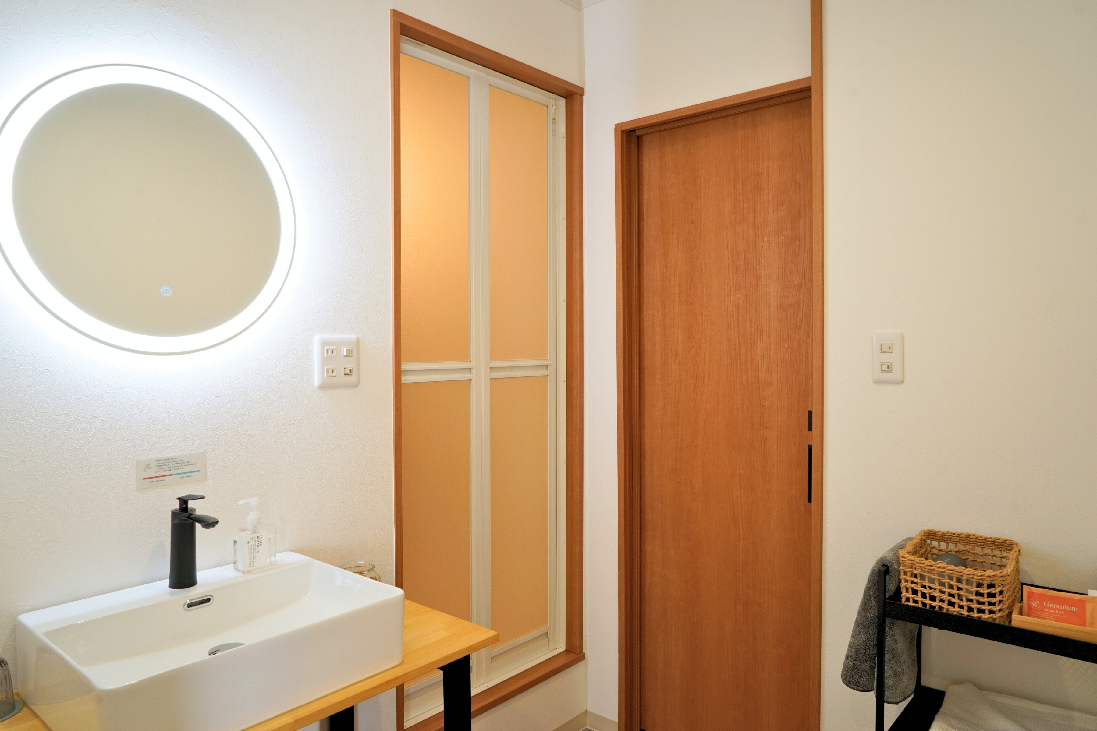 洗面台は広々とした洗面ボウルをご用意しています。 ラベンダーの香りがやさしい、リーフボタニカルの石け