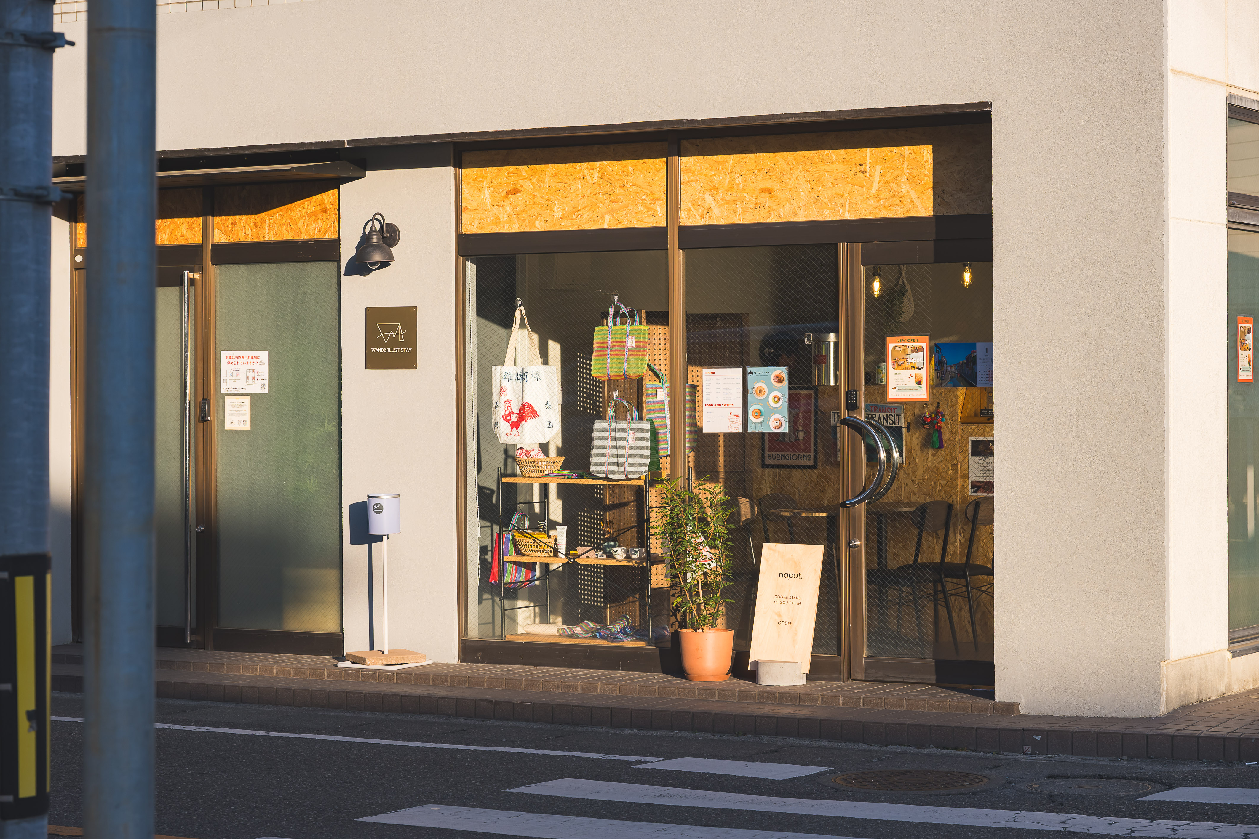 こちらが宿の玄関です。隣には、金曜と土曜日に営業しているカフェも併設されています。