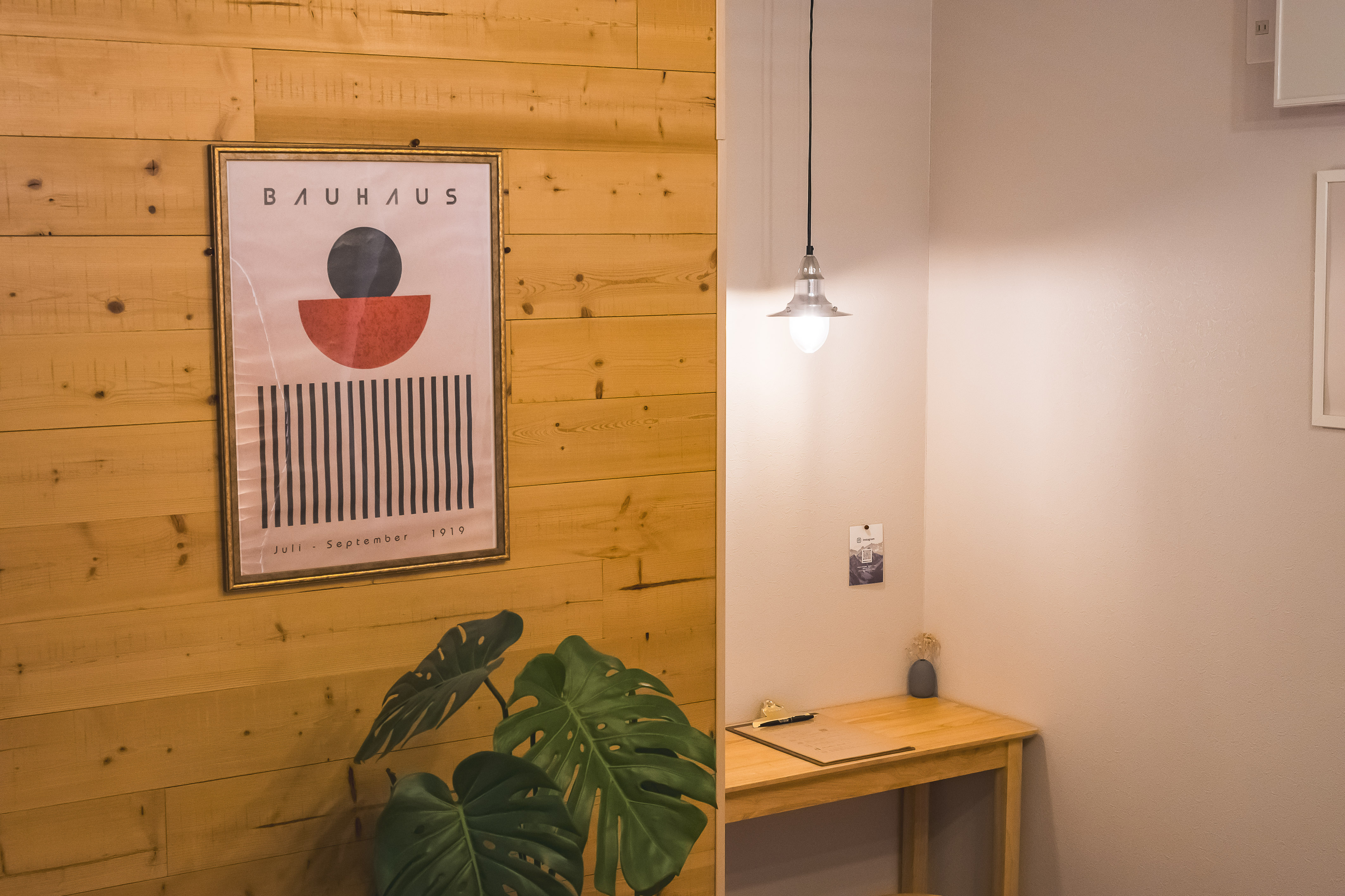 デスクワークやお化粧などに使えるスペースです。背を向けて一人で集中できる、ちょっとしたスペースです