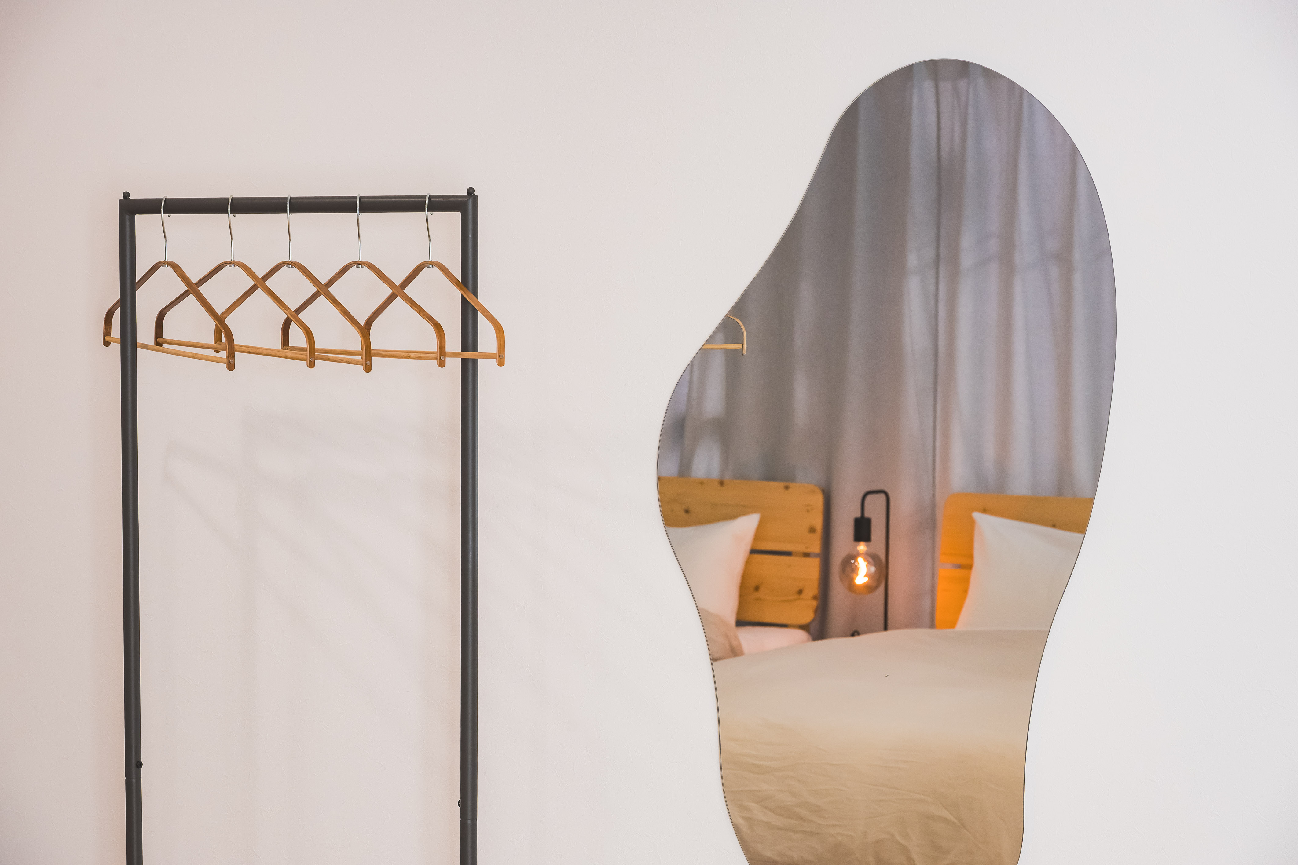 全身鏡もご用意しています。 お出かけ前の身だしなみチェックに、ぜひご利用ください。