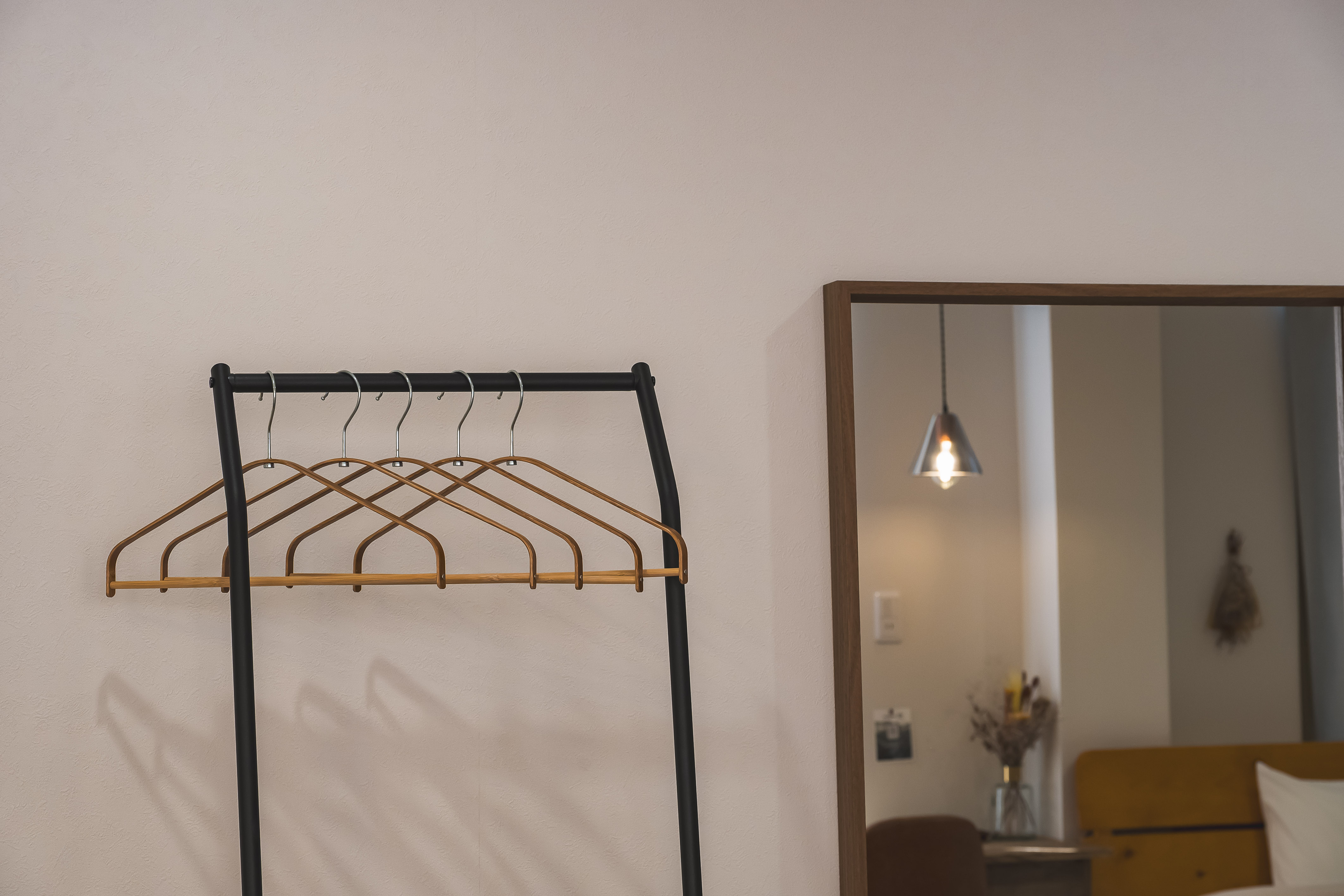 全身鏡もご用意しています。お出かけ前の身だしなみチェックに、ぜひご利用ください。