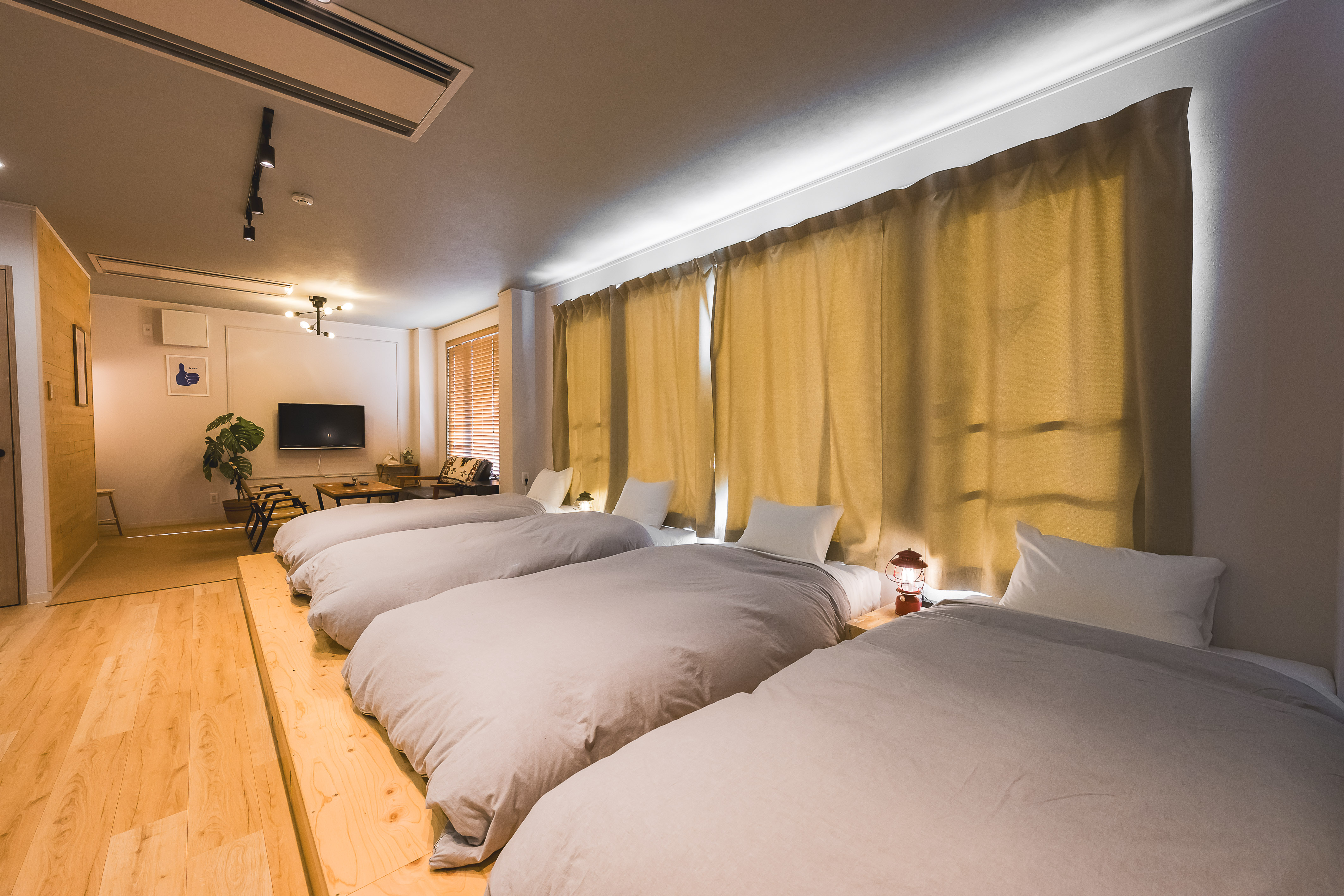 お部屋にはシングルマットレスを4枚ご用意。マットレスは Serta 社のものを使用しております。