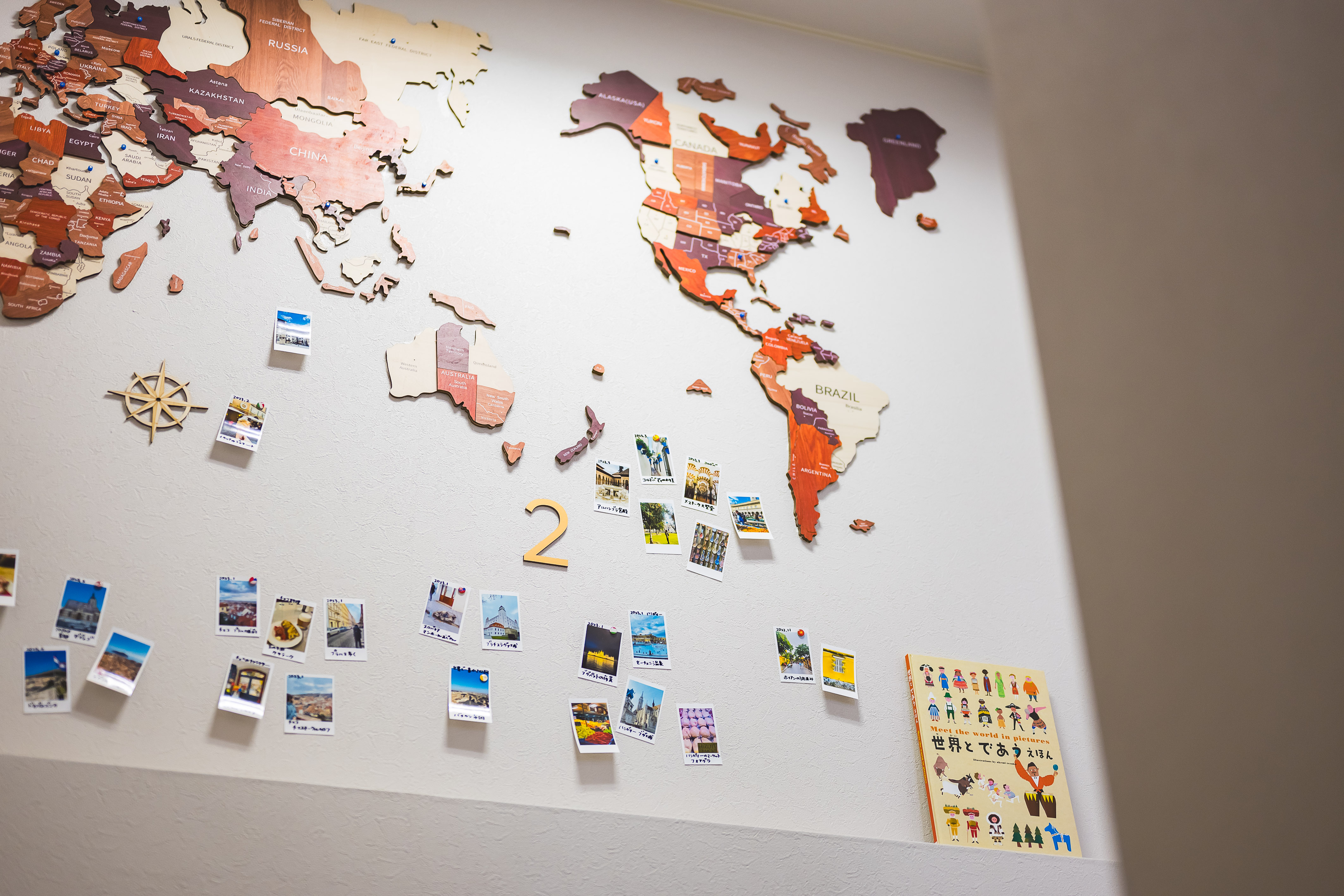 階段を上ると、Wanderlust STAYを象徴する世界地図が皆さまをお迎えします。