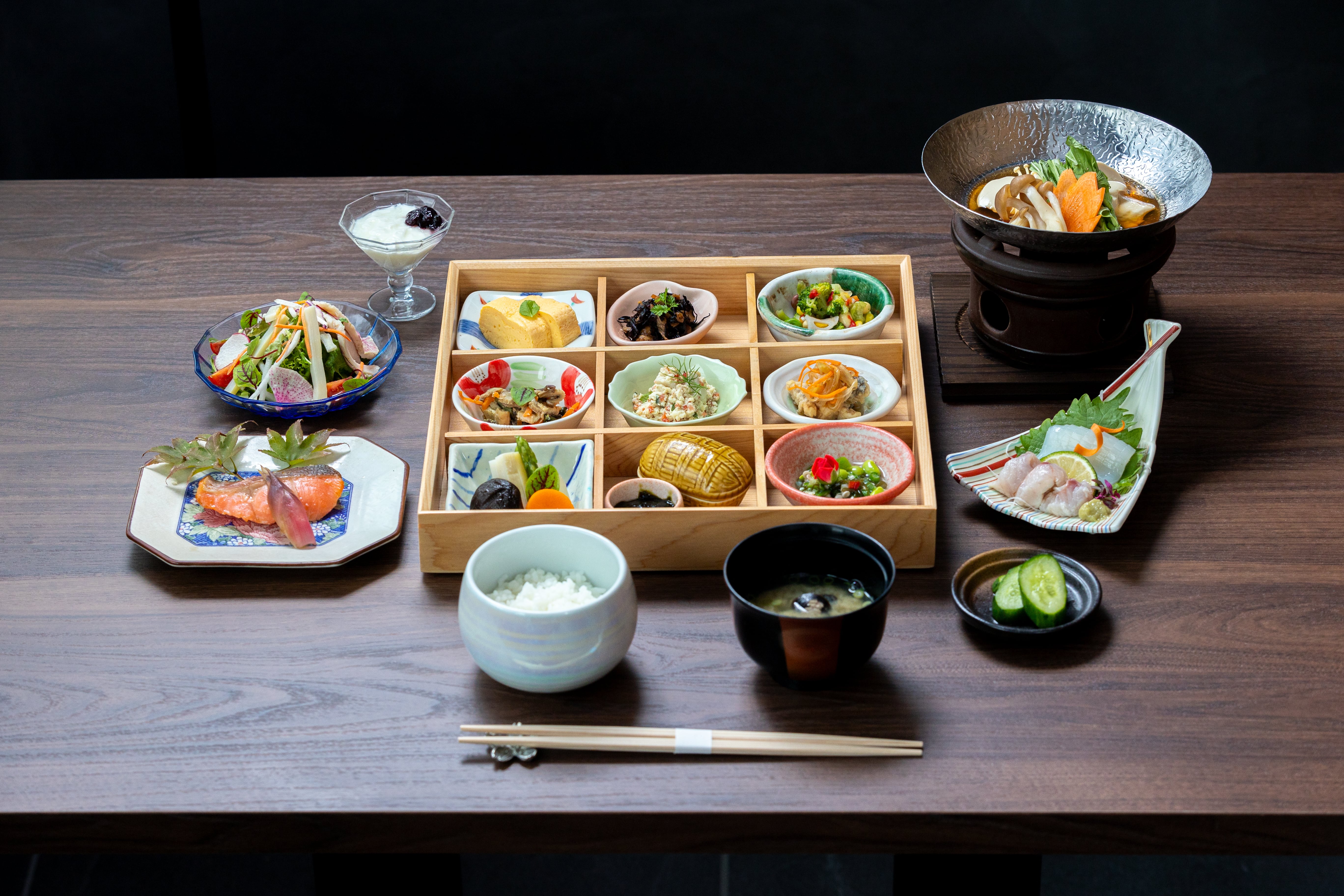 【朝食】素材本来の味に追求した玉手箱型の朝食をご用意。