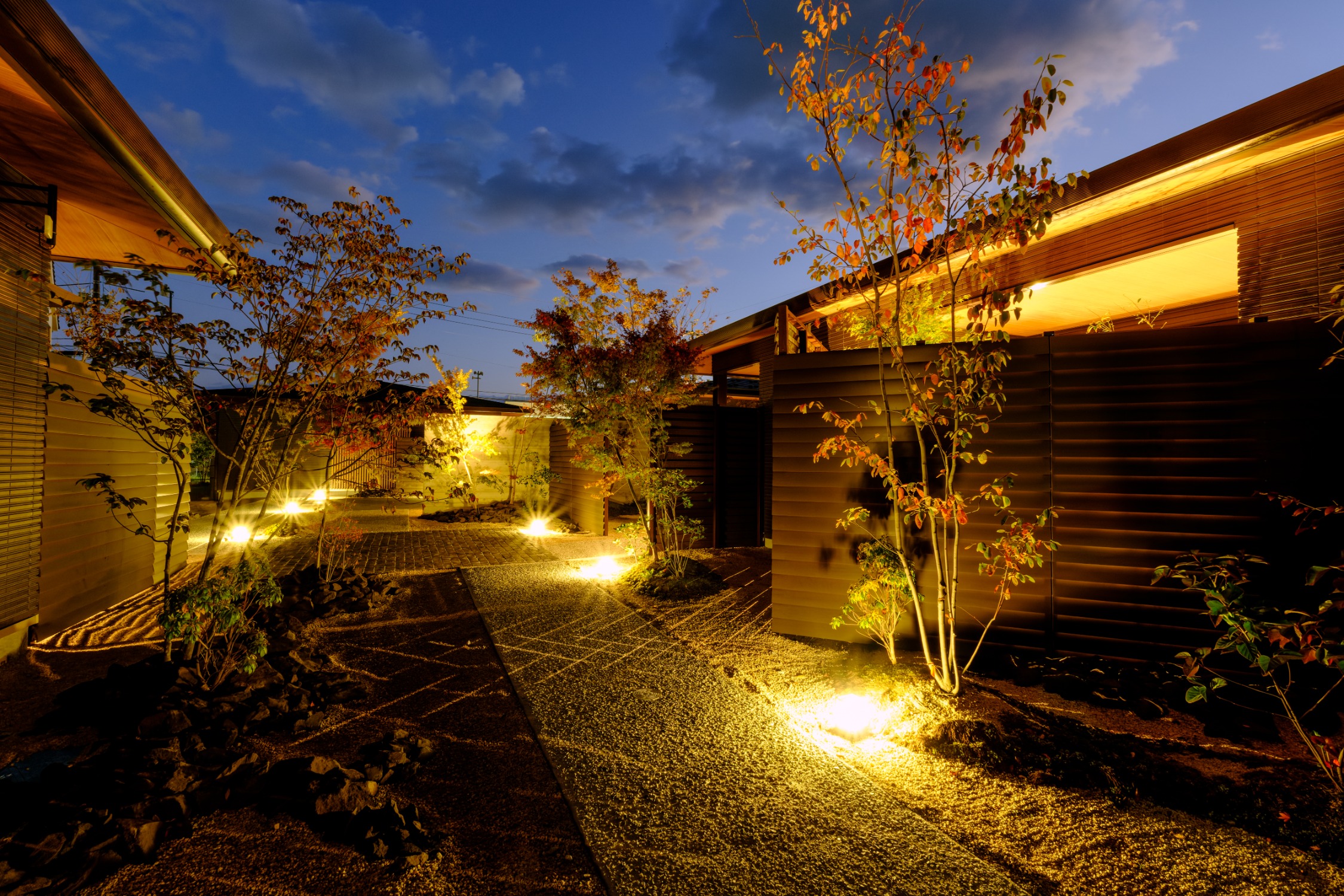 ゆるやかに流れる時間が、客室へと続く静謐な空間を彩ります