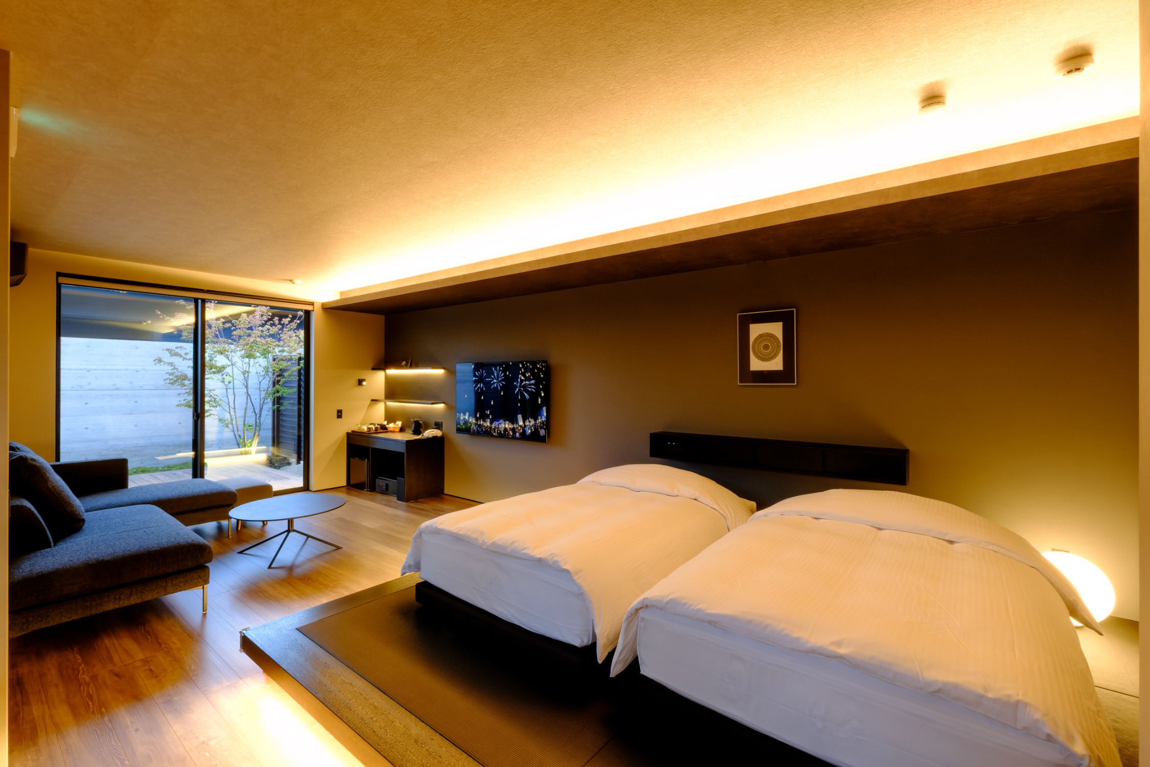 黒を基調とした凛とした静寂が広がり、洗練された気配がゆるやかに満ちてゆく、格別のひととき