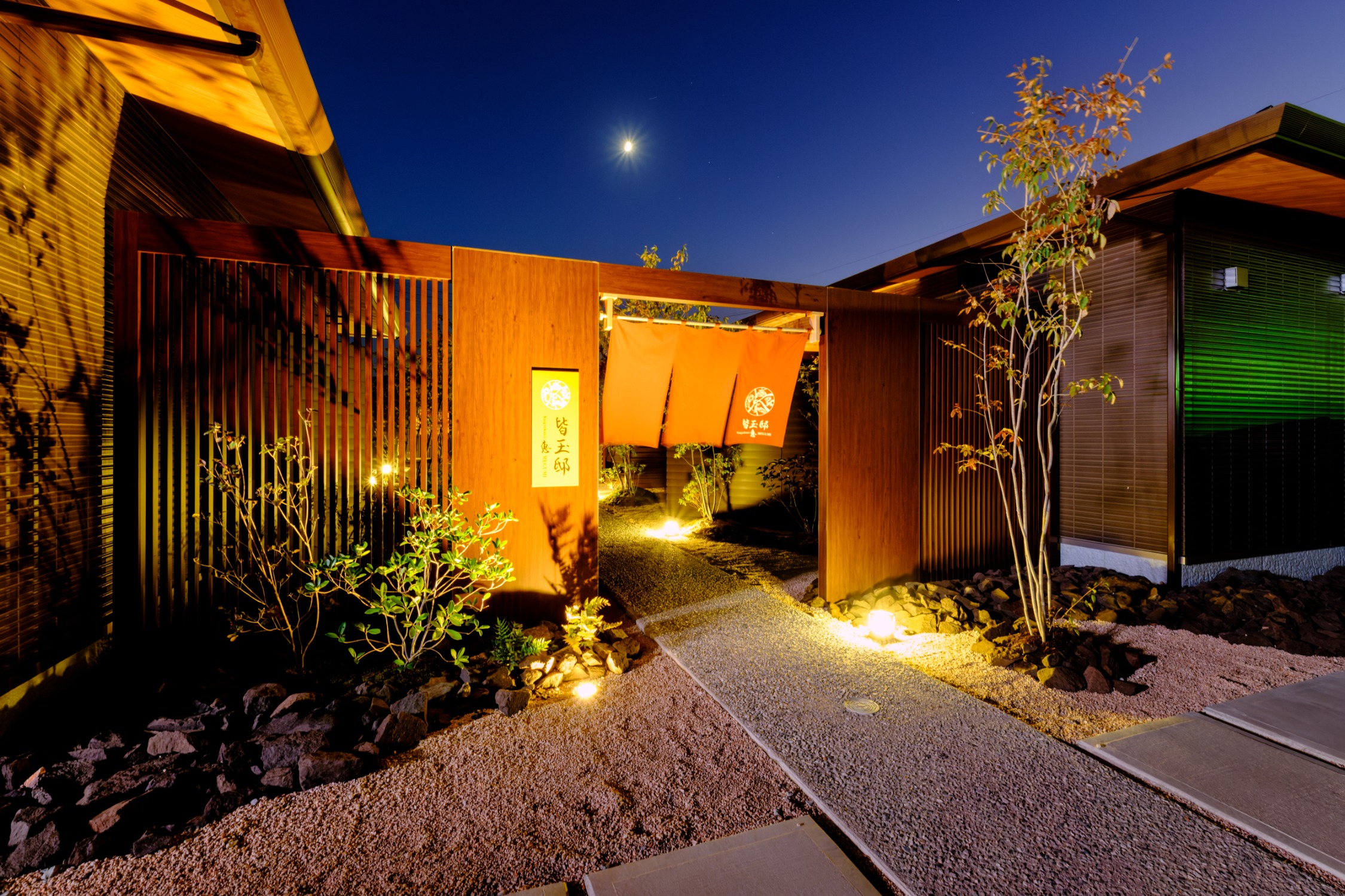 外観　駐車場・海岸側