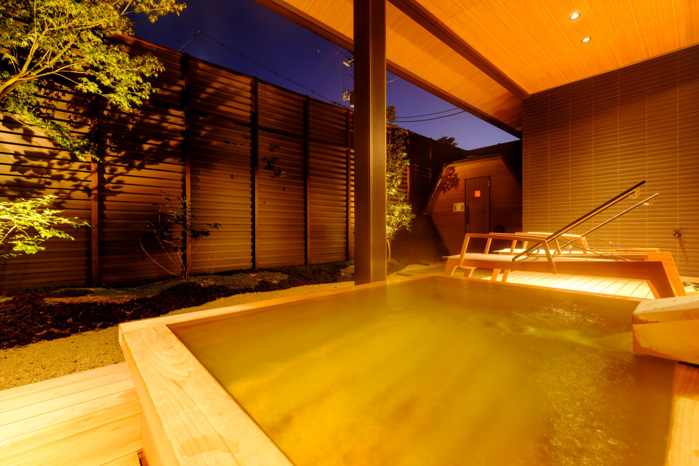 深呼吸ひとつで心までほどける、檜香漂う開放感あふれる露天風呂