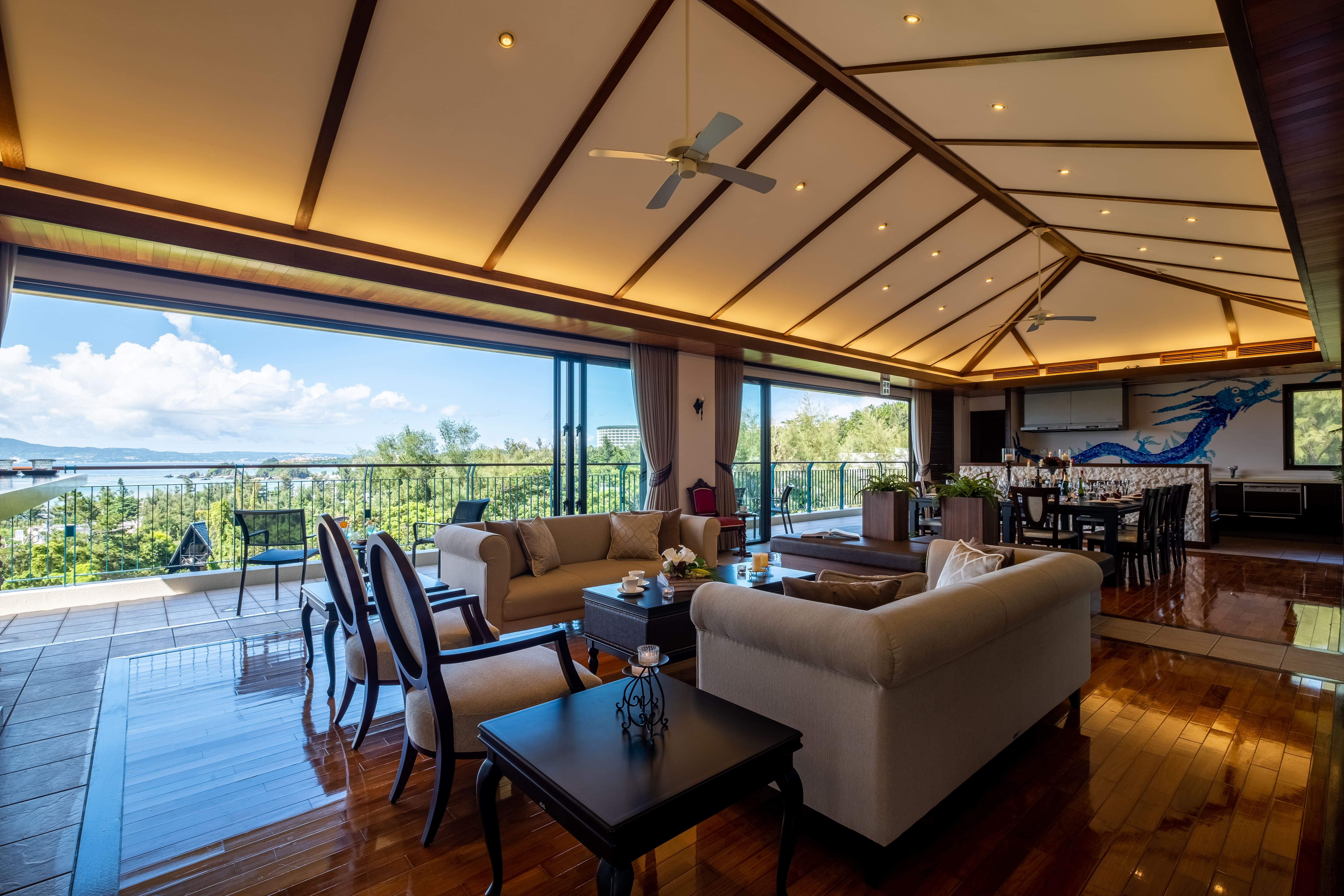 エメラルドグリーンに輝く海を一望できるリビング&ダイニングキッチンは100㎡の広々サイズ