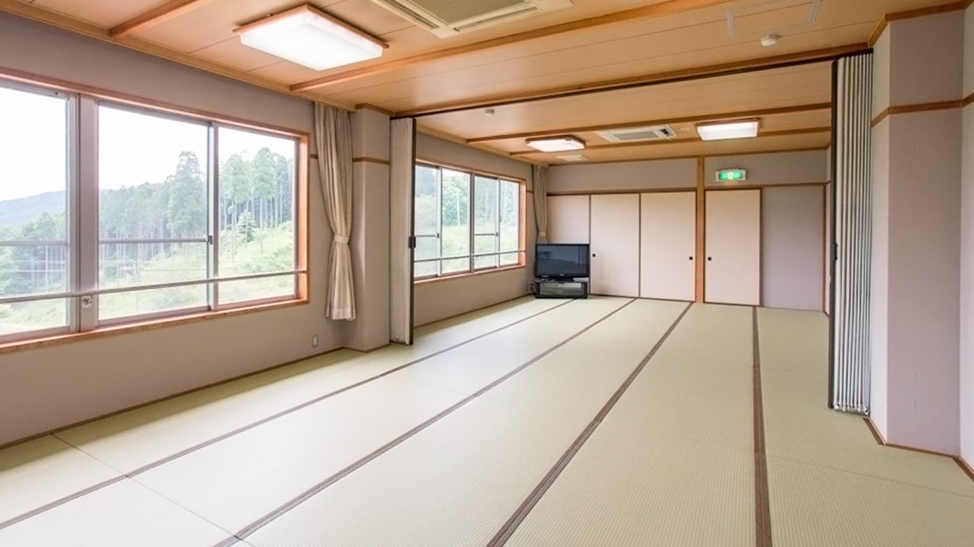 ・【和室大部屋】館内にシャワールームや炊事場も完備しており、大人数での活動に対応できるお部屋です