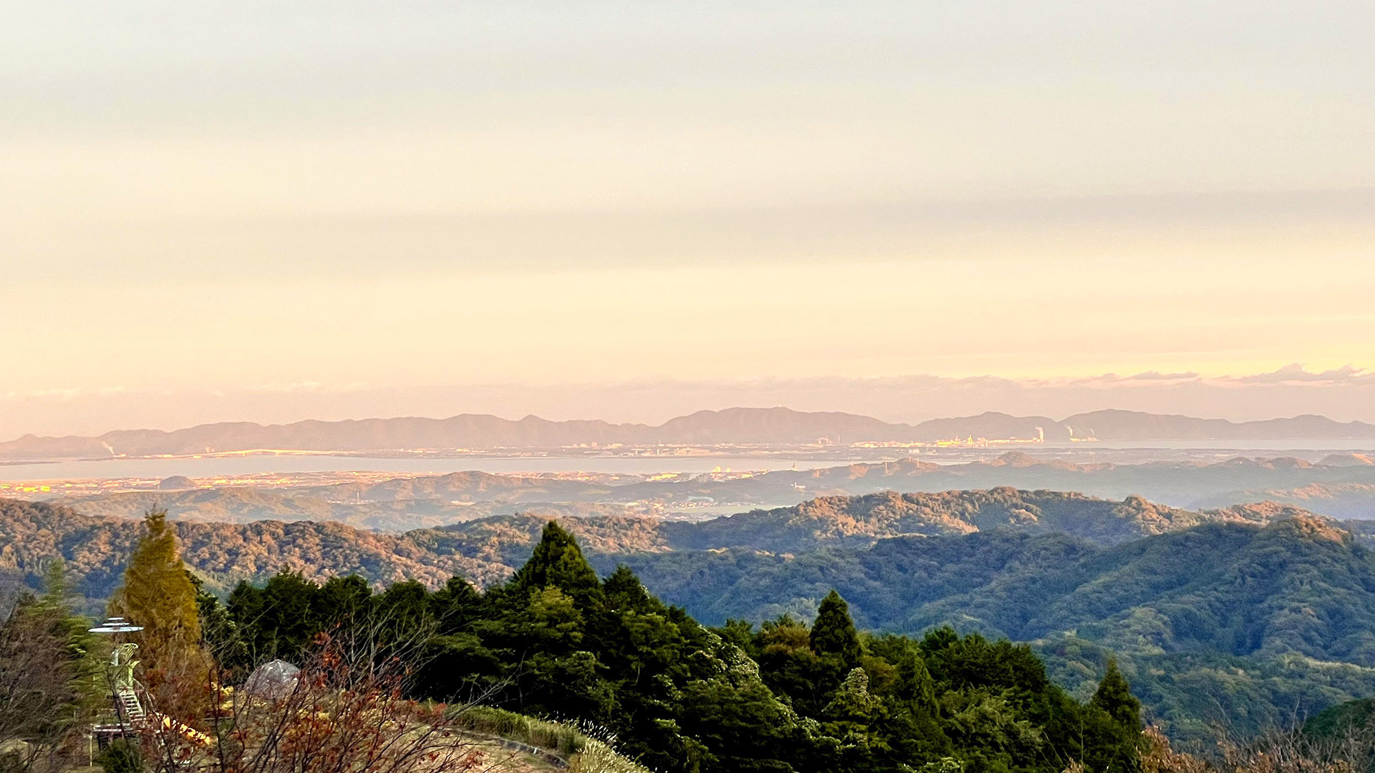 ・【景観】遠くまで広がる山並みに日が当たる絶景を、大切な人とただ静かに眺める時間を過ごしてみませんか