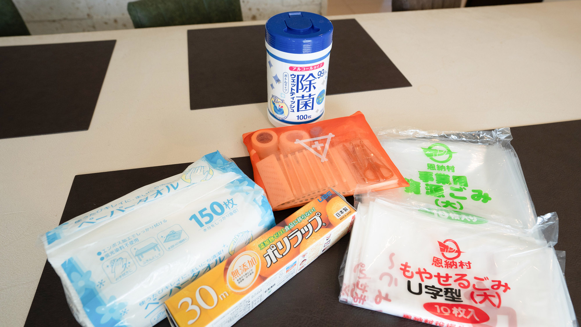 ・【ダイニングキッチン】ごみ袋をはじめ基本的な台所備品をご用意しております