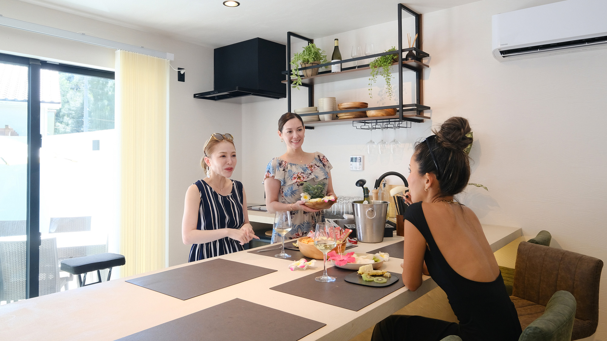 ・【ダイニングキッチン】昼下がりの女子会！美味しいお酒と料理をつまみながら話が弾みます