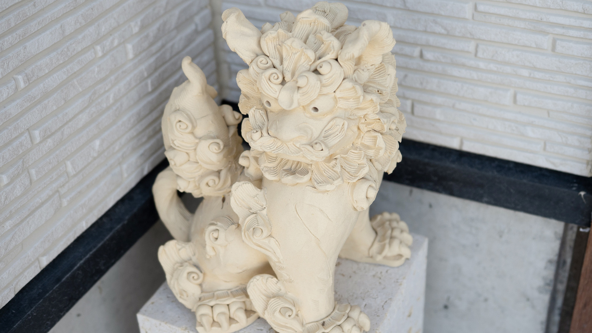 ・【エントランス】幸福を呼び込むメスのシーサーが玄関でお出迎え