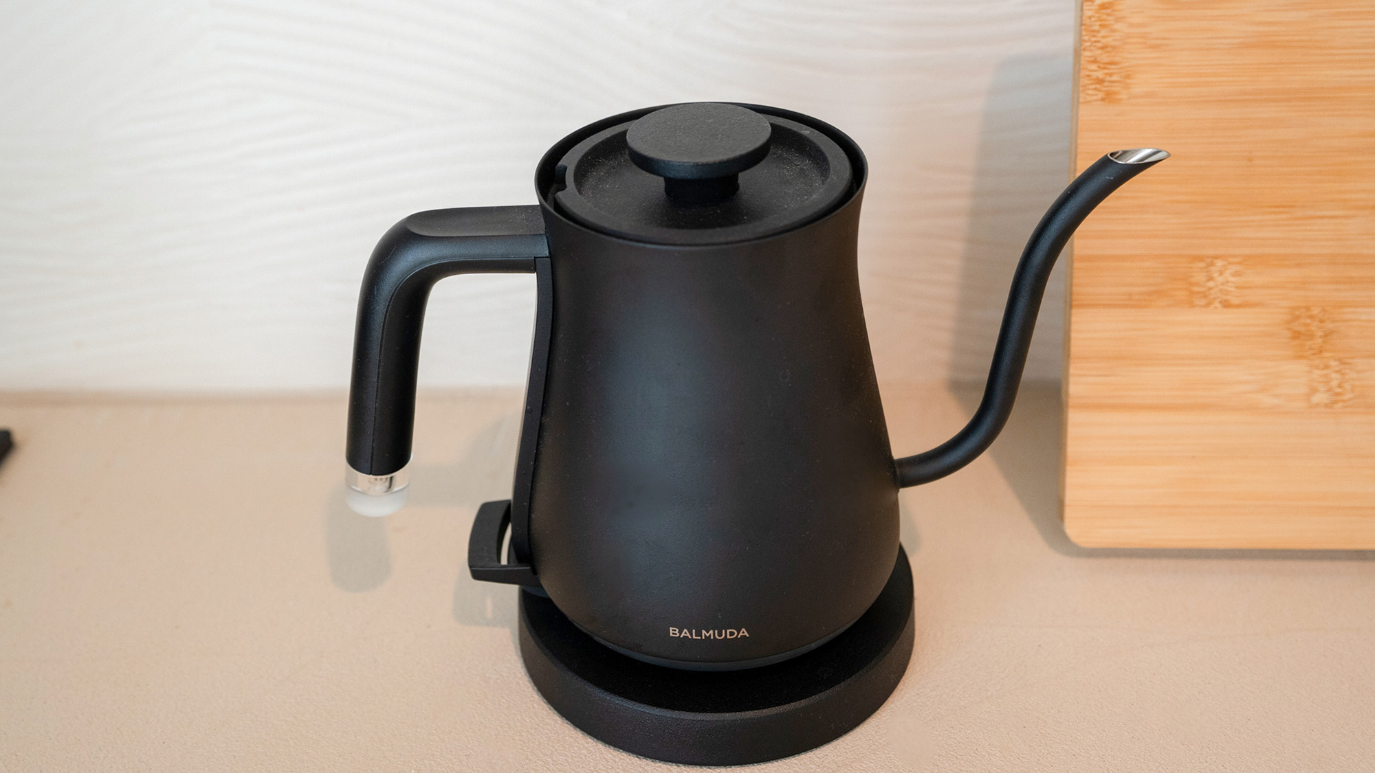 ・【ダイニングキッチン】デザイン家電BALMUDA。おしゃれなケトルでカフェ気分