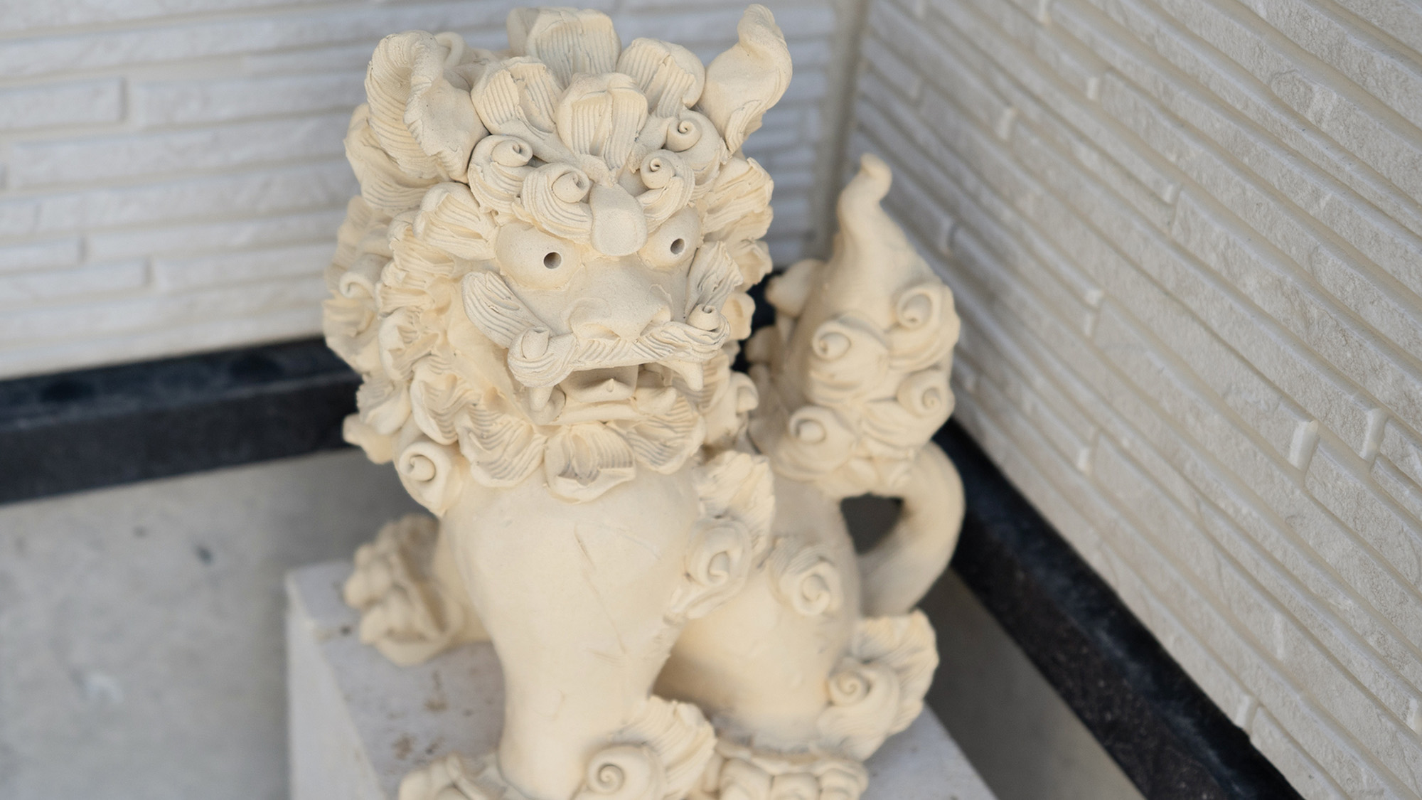 ・【エントランス】沖縄の守り神！悪霊を噛み砕くオスのシーサー