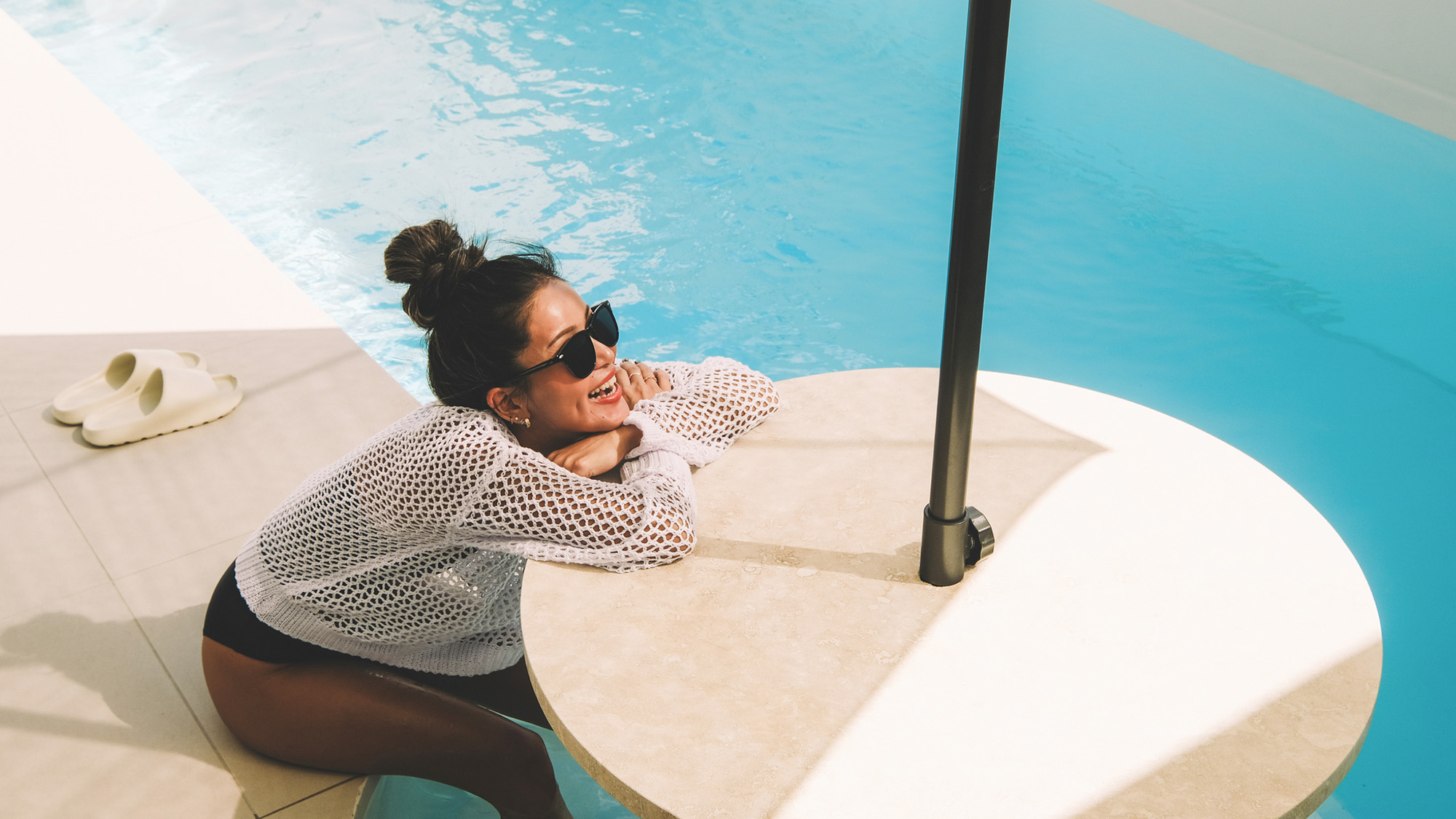 ・【プールテラス】沖縄の太陽の下、プールサイドで至福のひと時