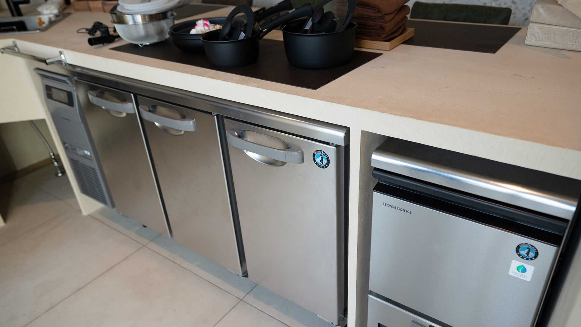 ・【ダイニングキッチン】HOSHIZAKI製冷蔵庫を備えたプロ仕様のキッチンで食材をたっぷり保存