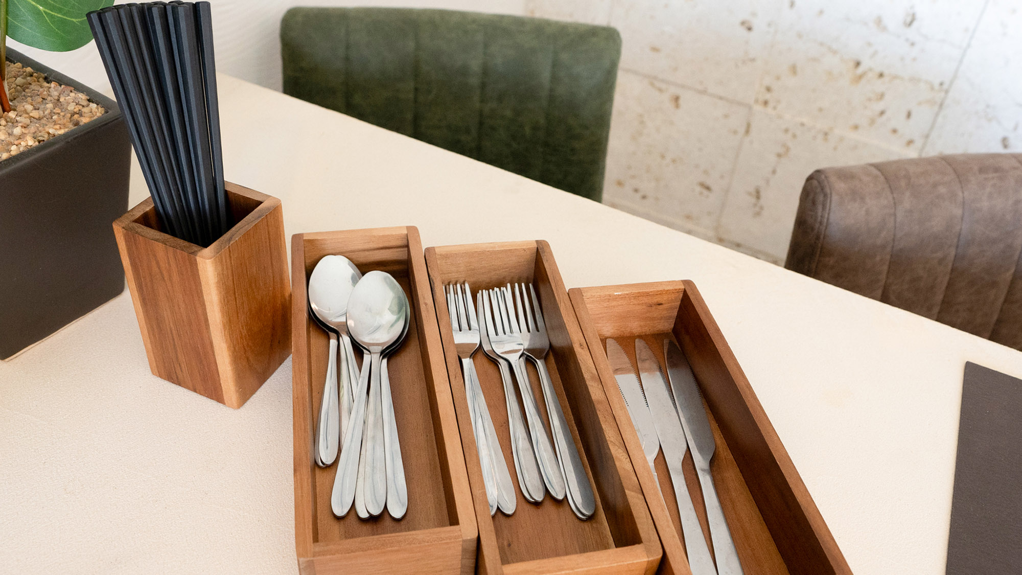 ・【ダイニングキッチン】カトラリーは人数分取り揃えております