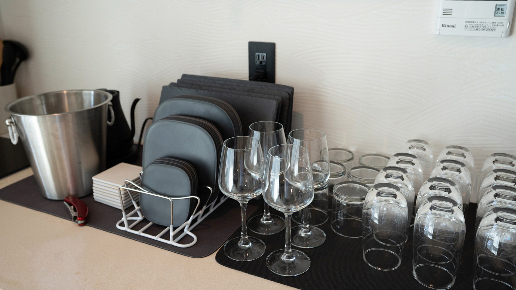 ・【ダイニングキッチン】コップやワイングラスなどもひと通り揃えております