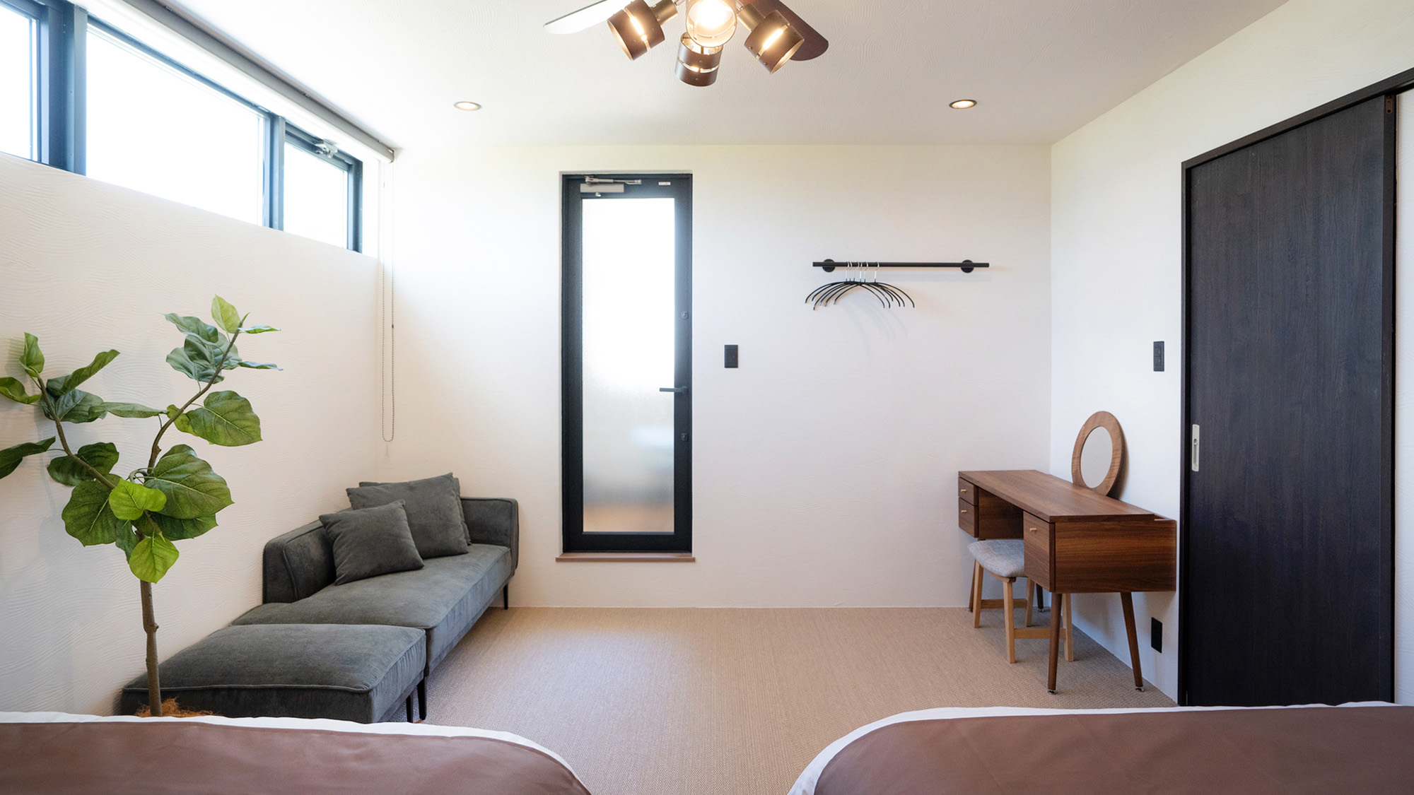 ・【ベッドルーム】広々とした寝室で快適な睡眠を。ダブルベッド2台＋ソファーベッド