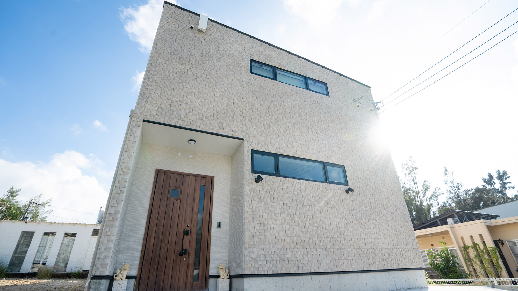 ・【外観】最大12名様まで泊まれる2階建ての一軒家。長期滞在も歓迎