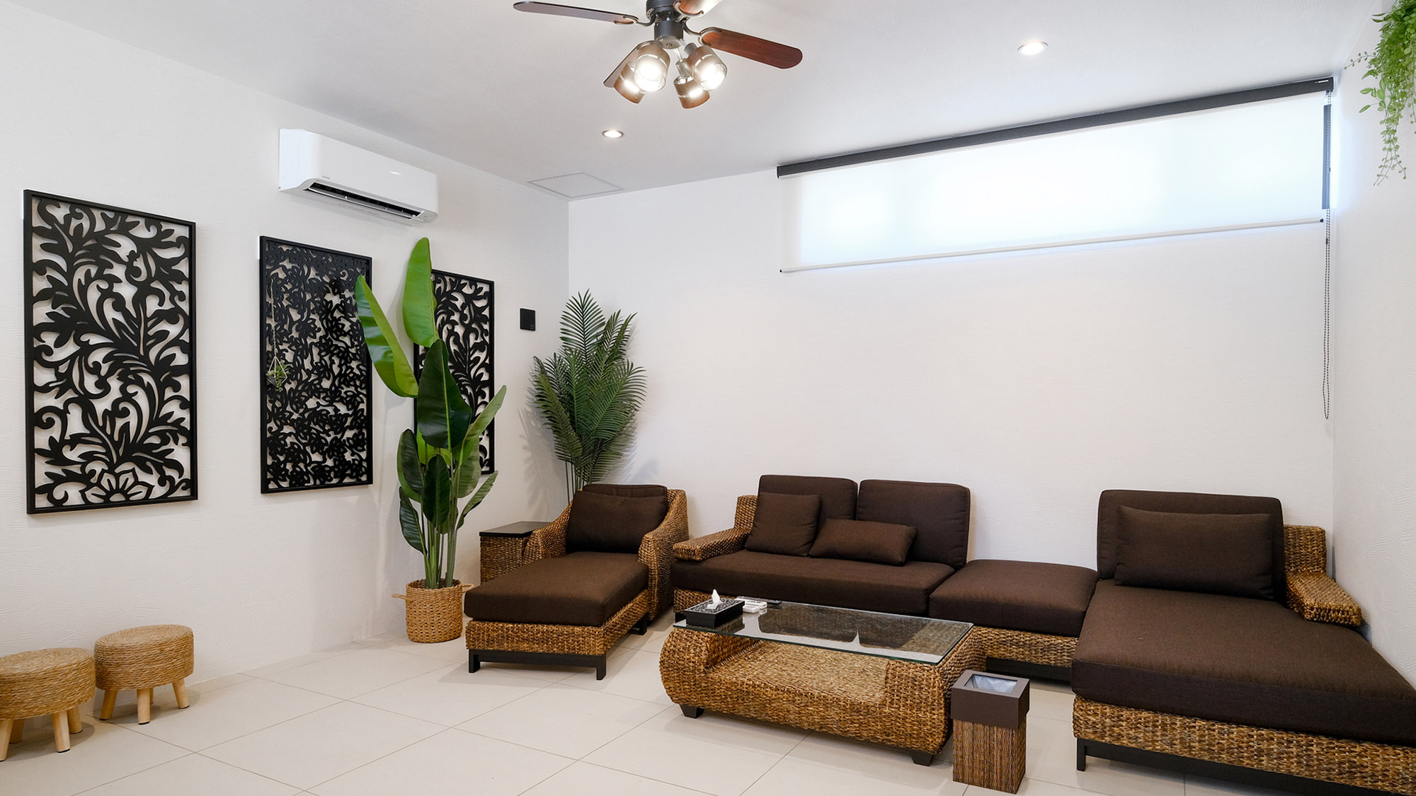 ・【リビング】天井にはシーリングファンを設置。ゆったりとした空間で贅沢な時間