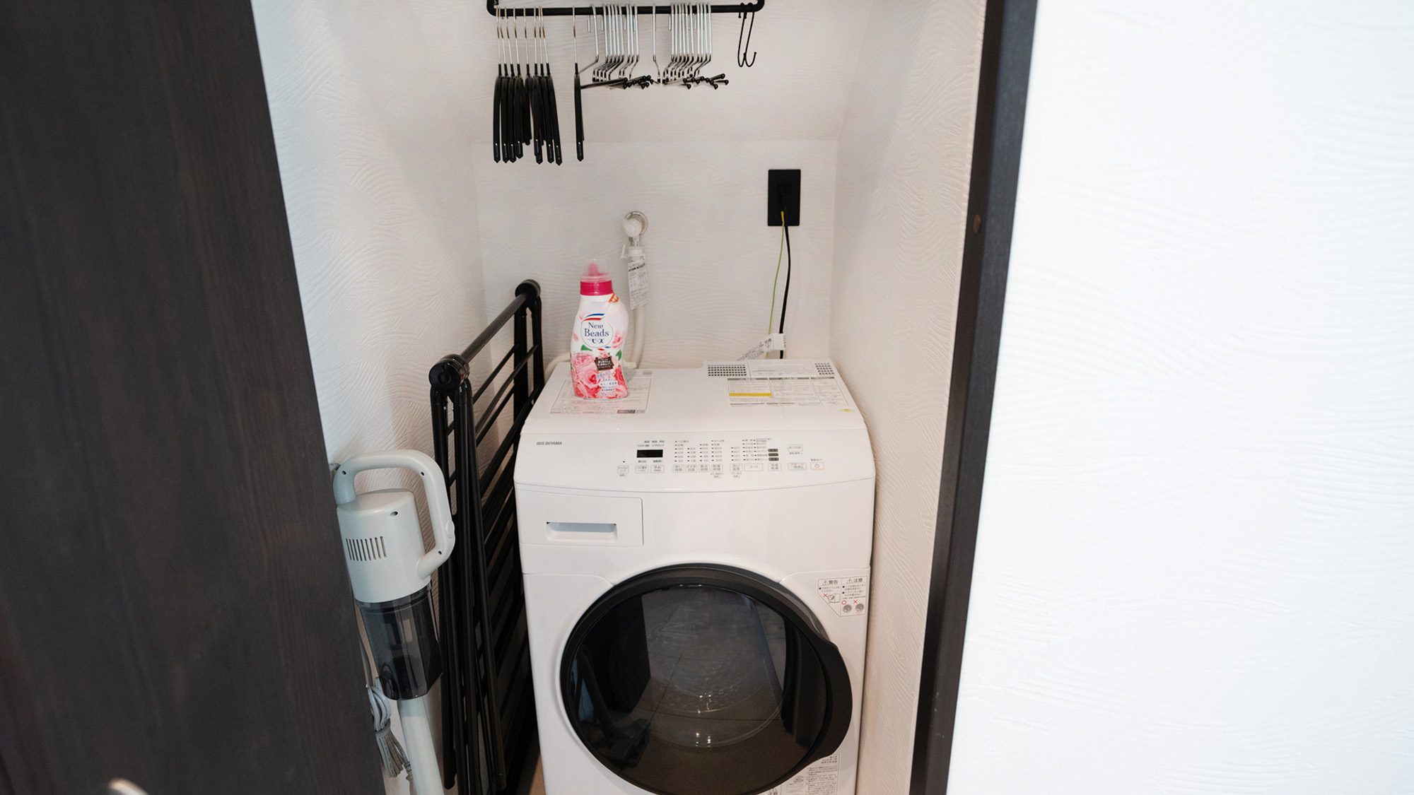 ・【ランドリー】長期滞在時にあるとうれしい！ドラム式洗濯乾燥機や掃除機を完備