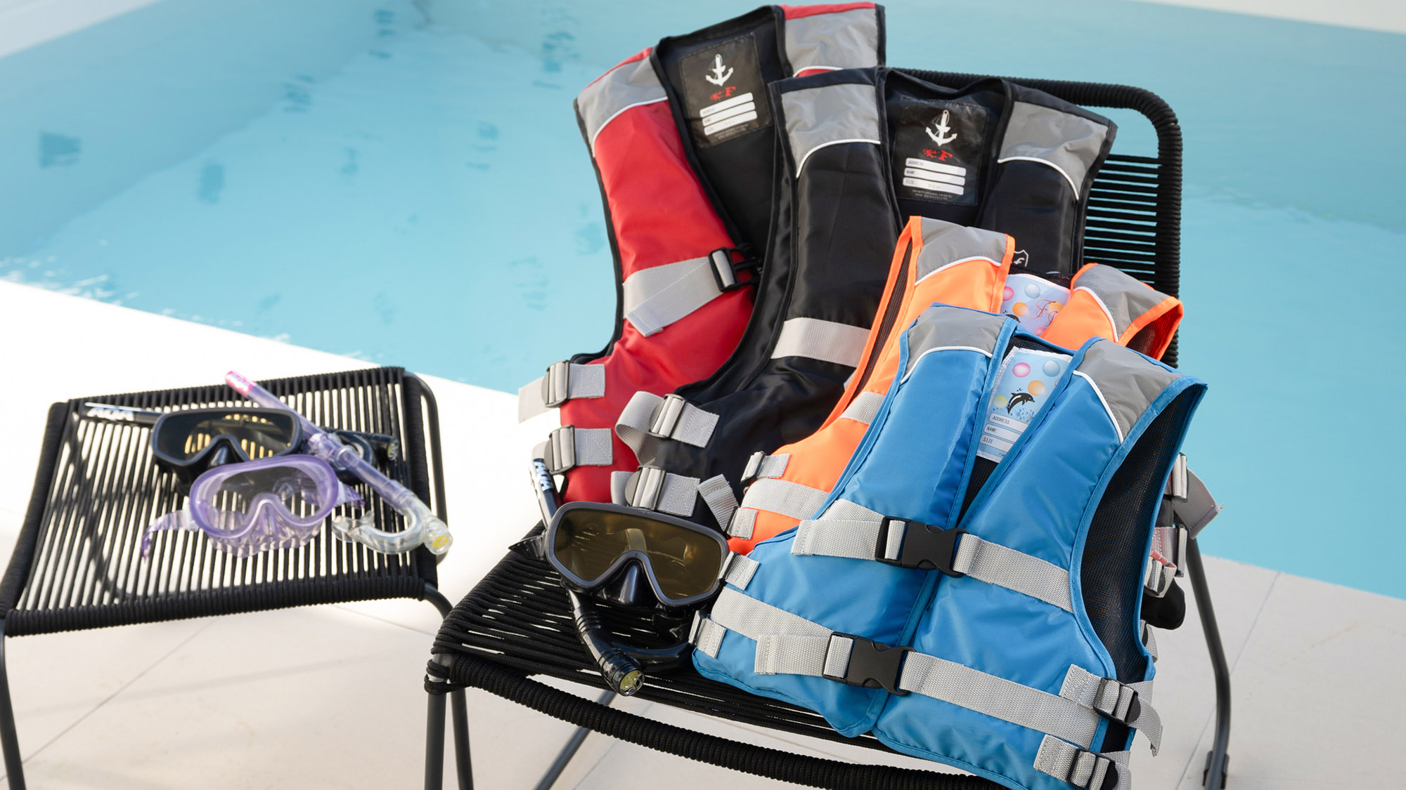 ・【海遊び用備品】ライフジャケットやシュノーケル用ゴーグルをご用意。海遊びにご活用ください