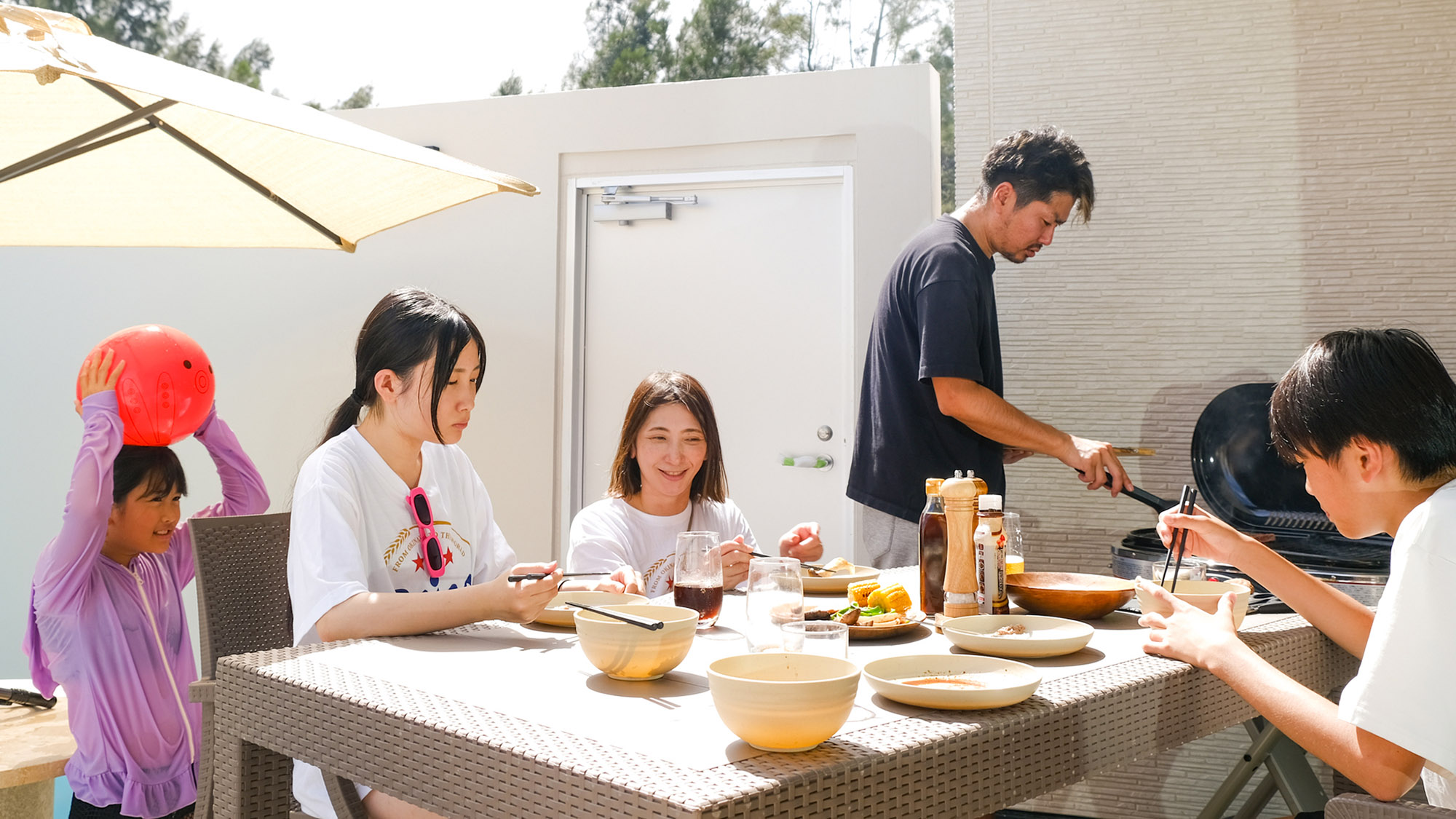 ・【プールテラス】天気の良い日には開放感いっぱいのテラスでバーベキューをお楽しみください