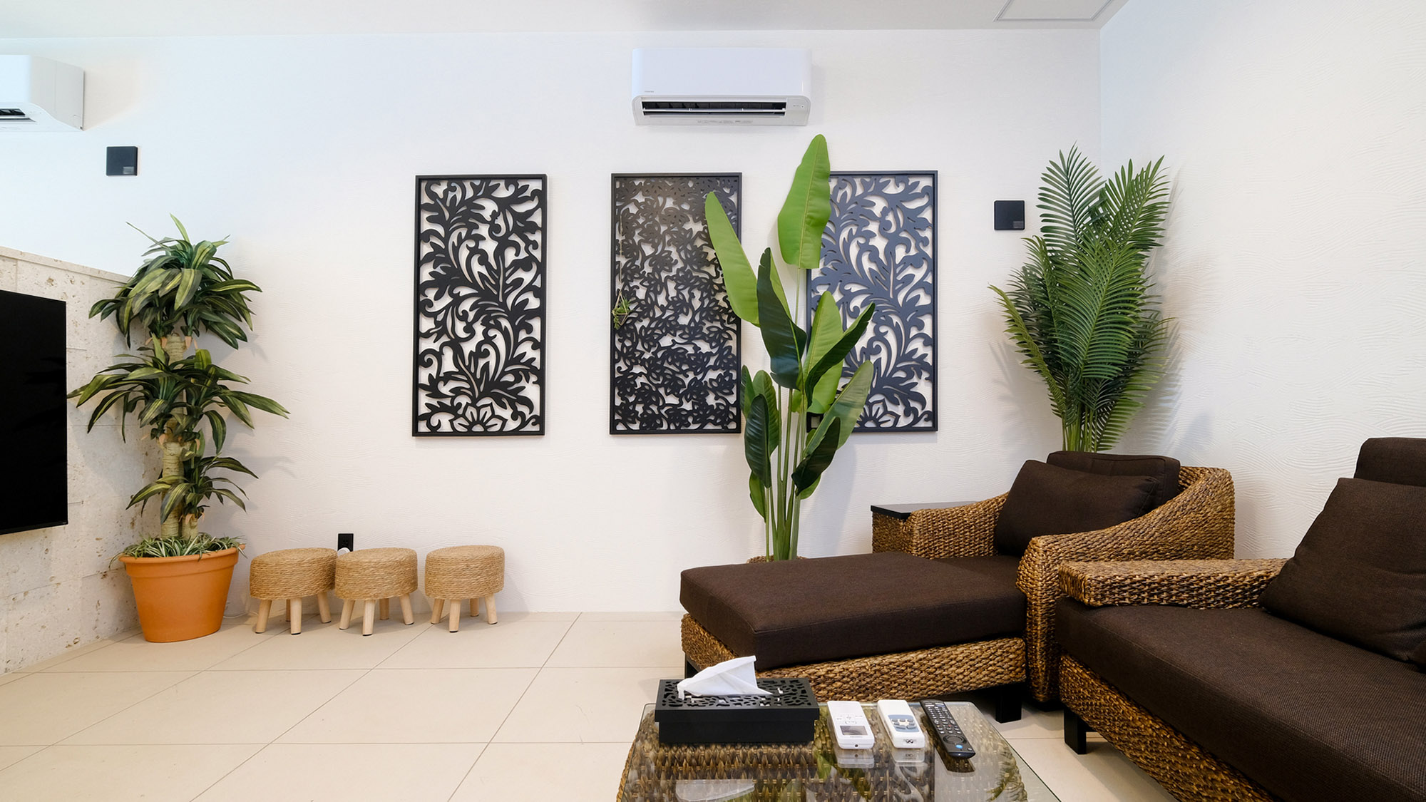 ・【リビング】アジアンテイストなレリーフやラタン家具がリゾート感を演出