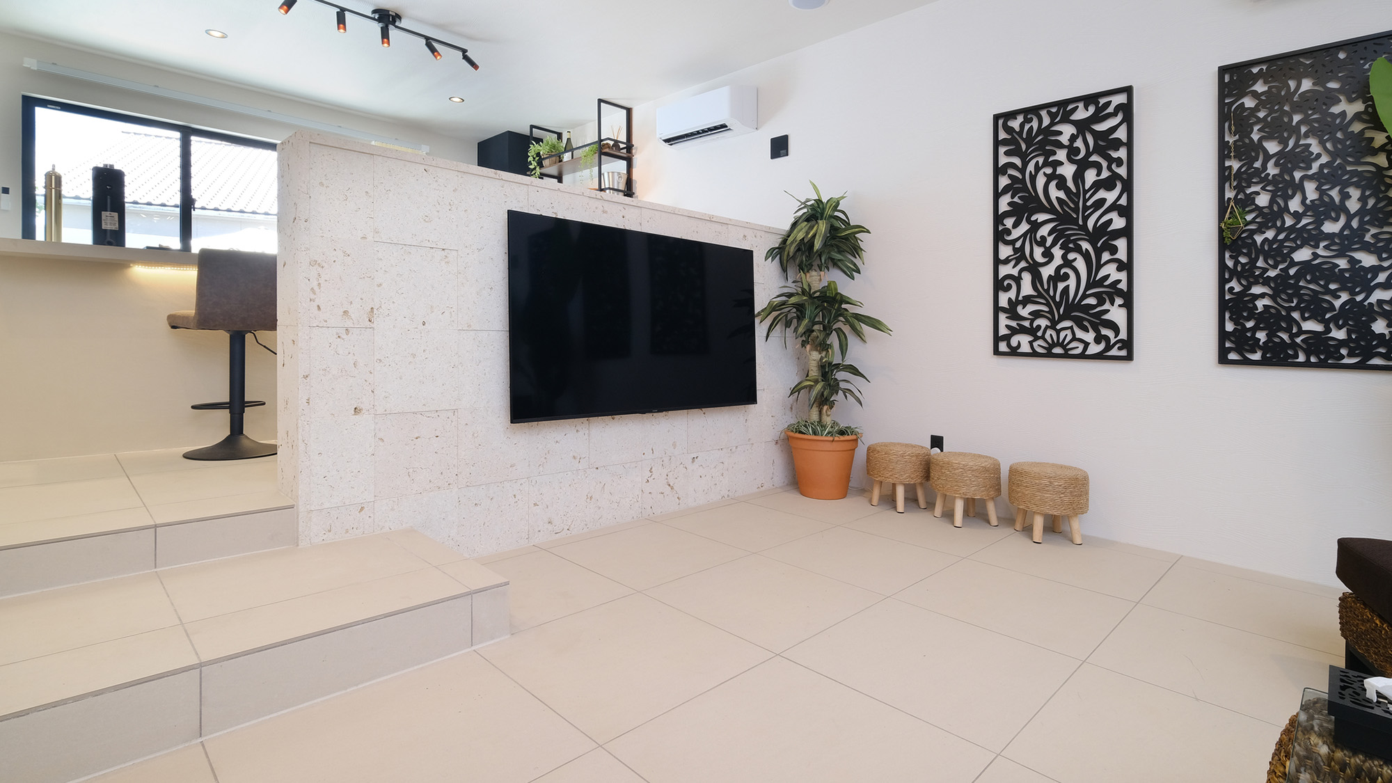 ・【リビング】琉球石灰岩の間仕切りの向こう側にはバーカウンター付ダイニングキッチン