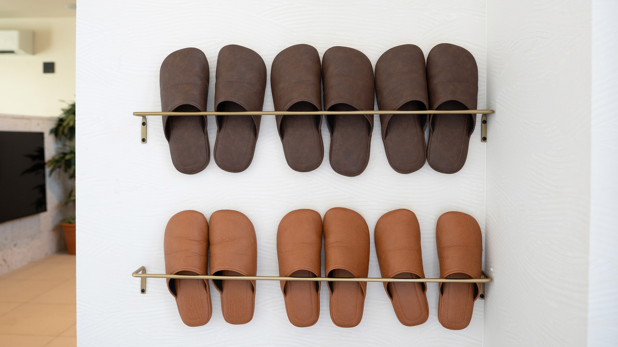 ・【エントランス】玄関で靴を脱いでスリッパの履き替えてください