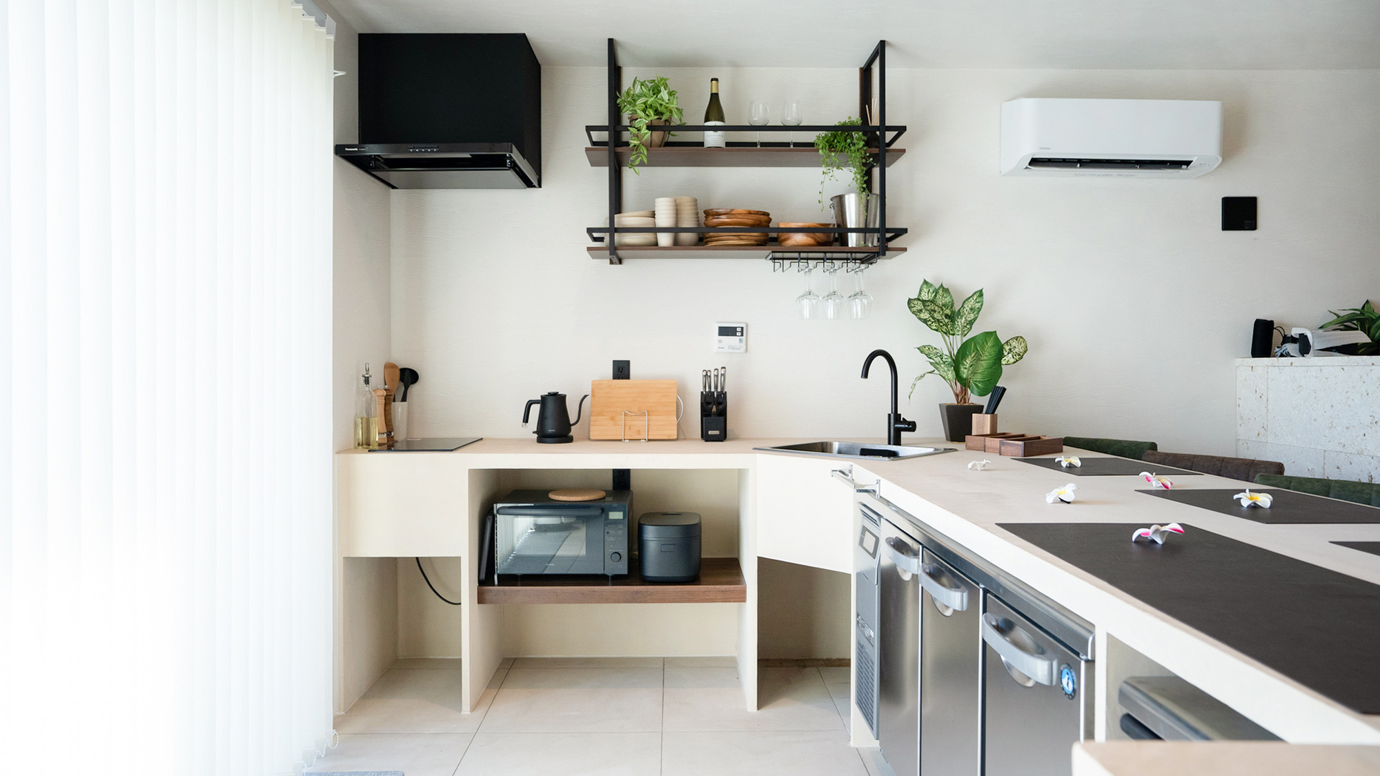 ・【ダイニングキッチン】シンプルで使い勝手のよいキッチン。お料理が楽しくなります