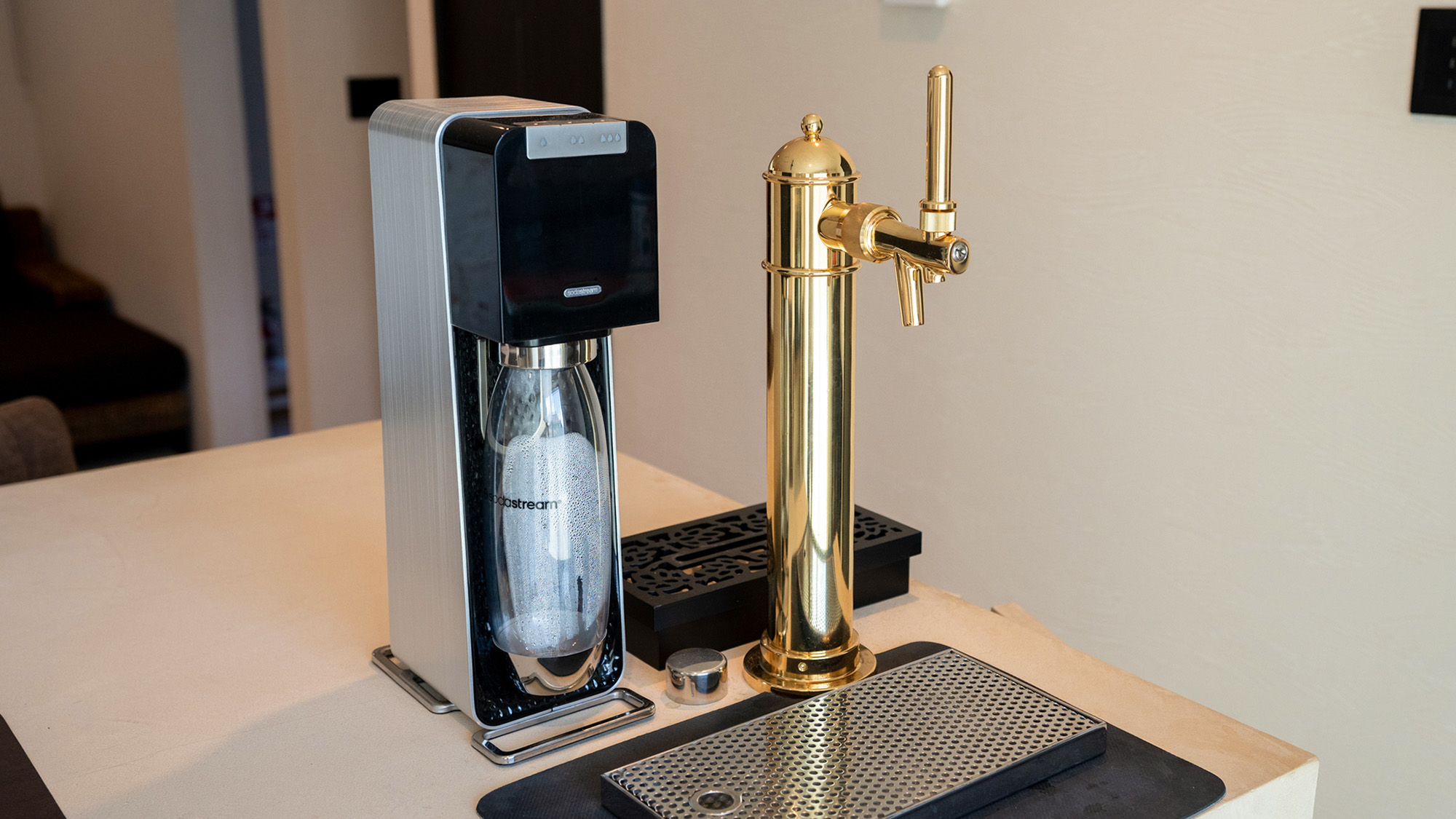 ・【ダイニングキッチン】ビールサーバーやソーダストリームをご用意。お酒好きにはたまりません