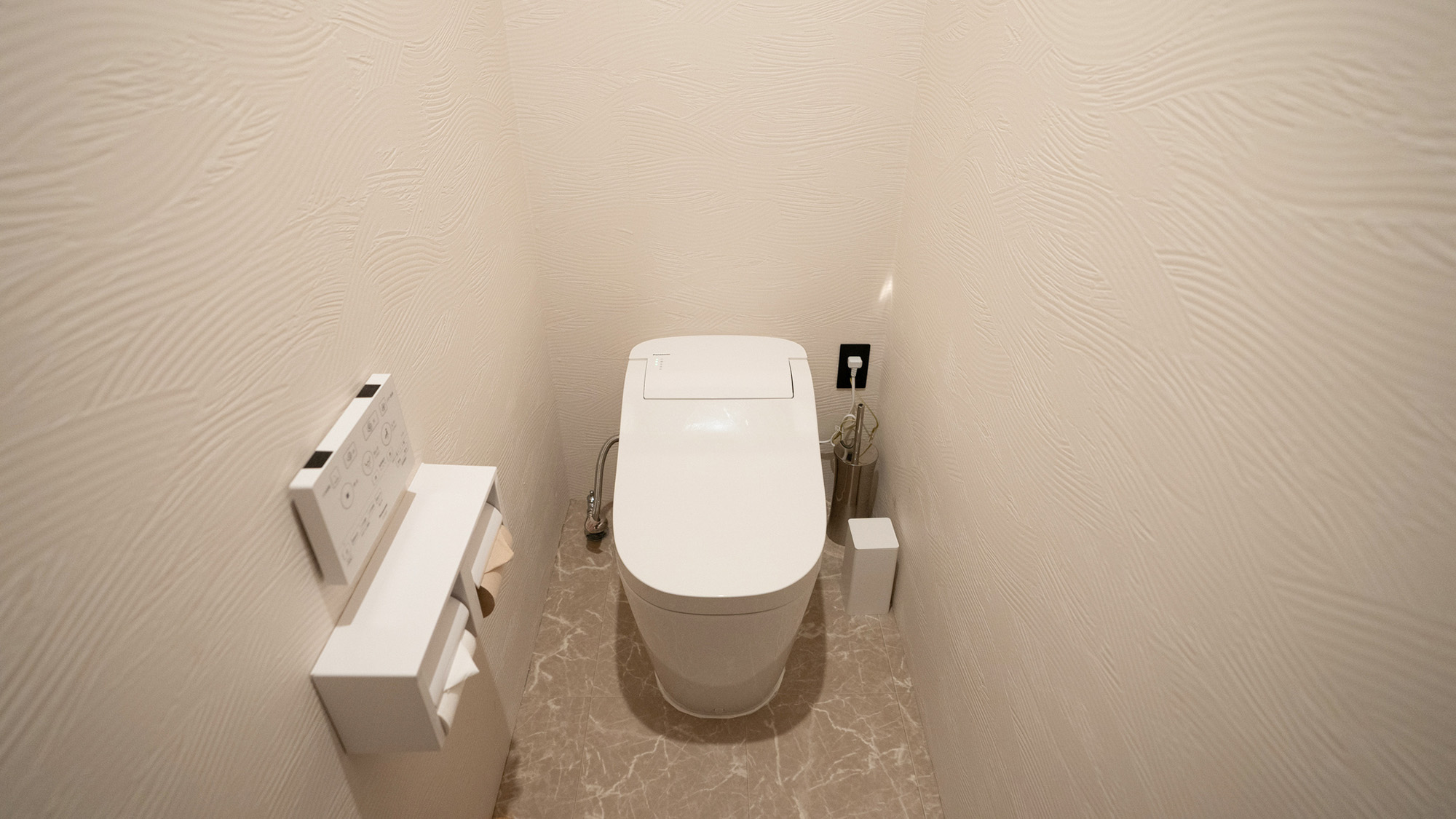 ・【トイレ】温水洗浄便座付トイレが1階と2階に各1カ所ございます