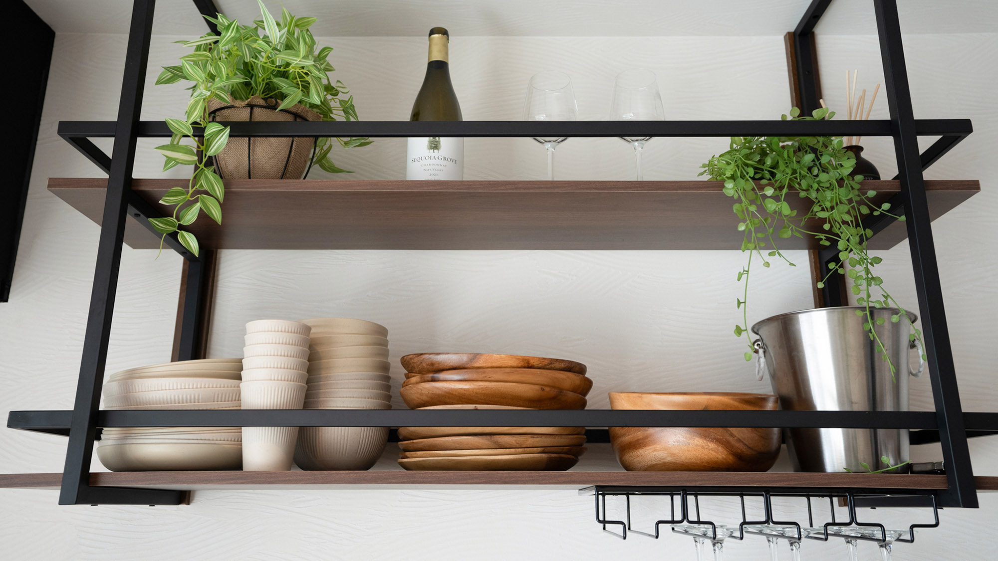 ・【ダイニングキッチン】お部屋の雰囲気にマッチしたシンプルで使いやすい食器類をご用意