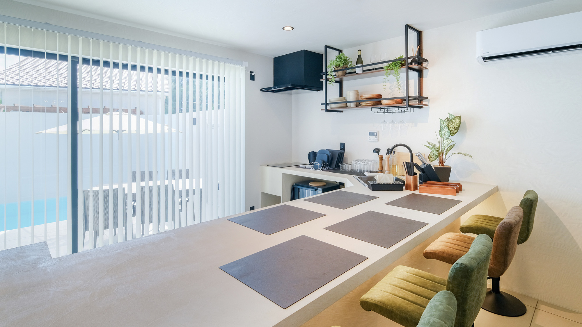 ・【ダイニングキッチン】バーカウンターのようなダイニングテーブルを備えています