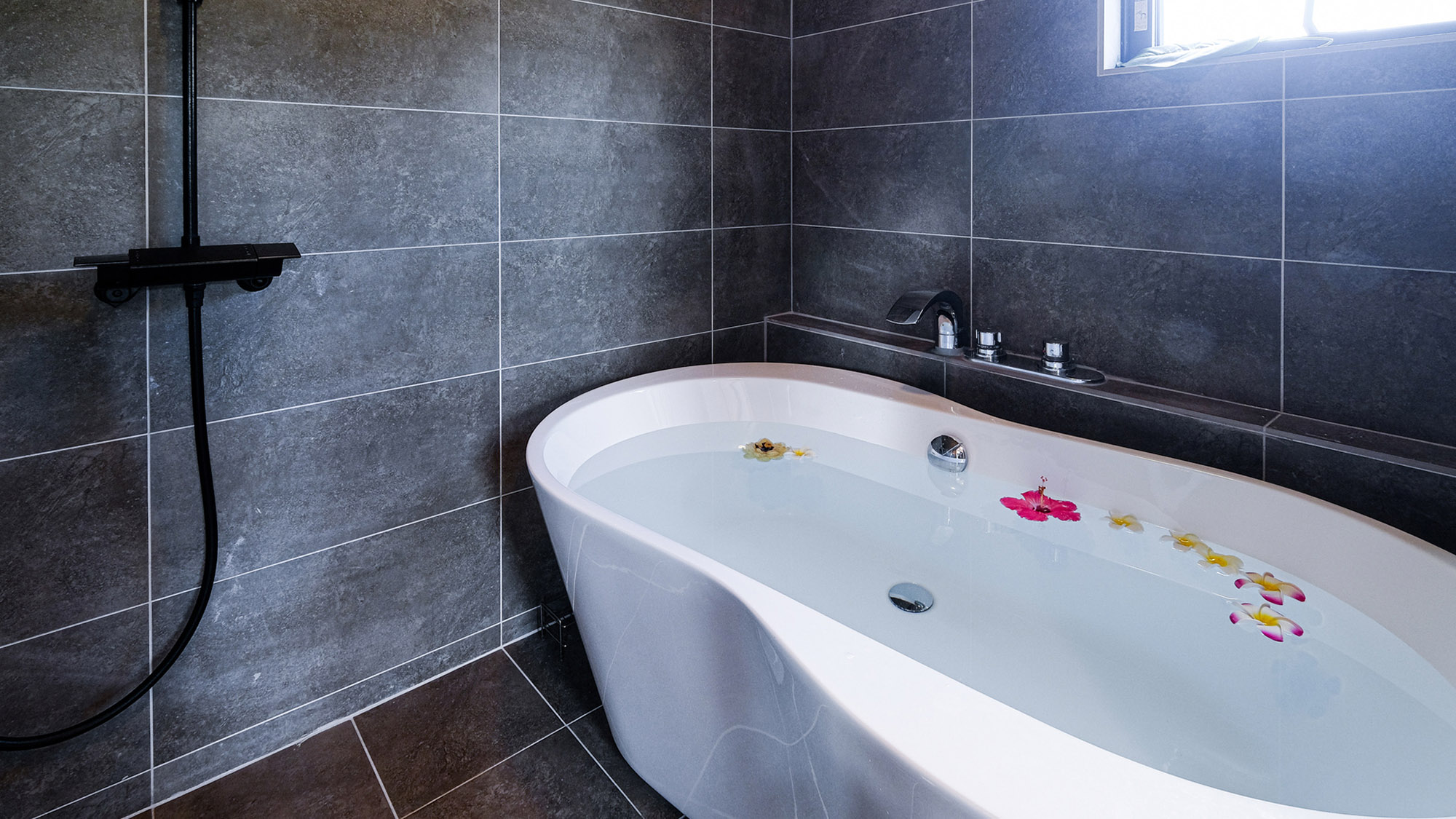 ・【バスルーム】シックで高級感のある室内。窓からは自然光が差し込みます