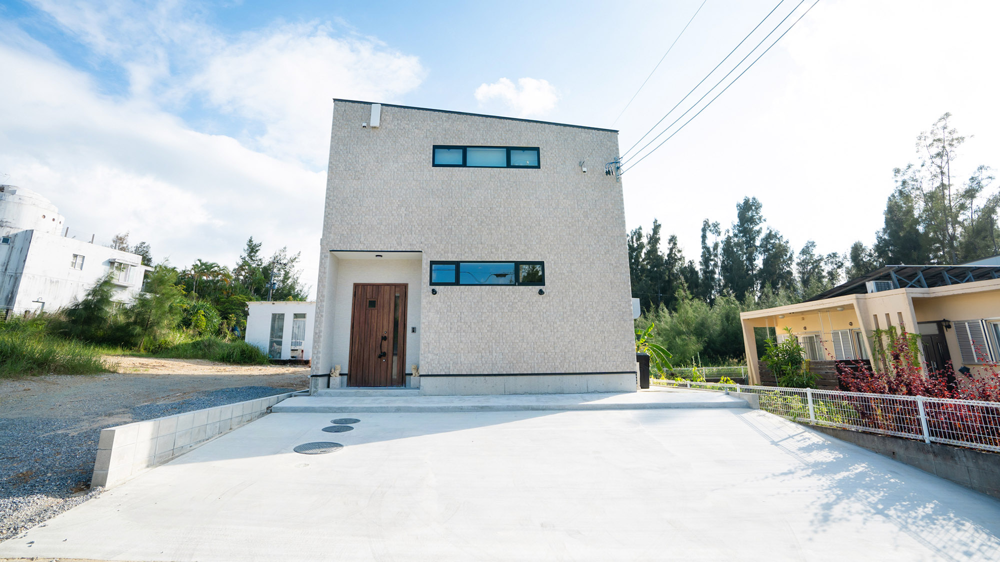 ・【駐車場】建物の前に普通車3台分の駐車スペースがございます