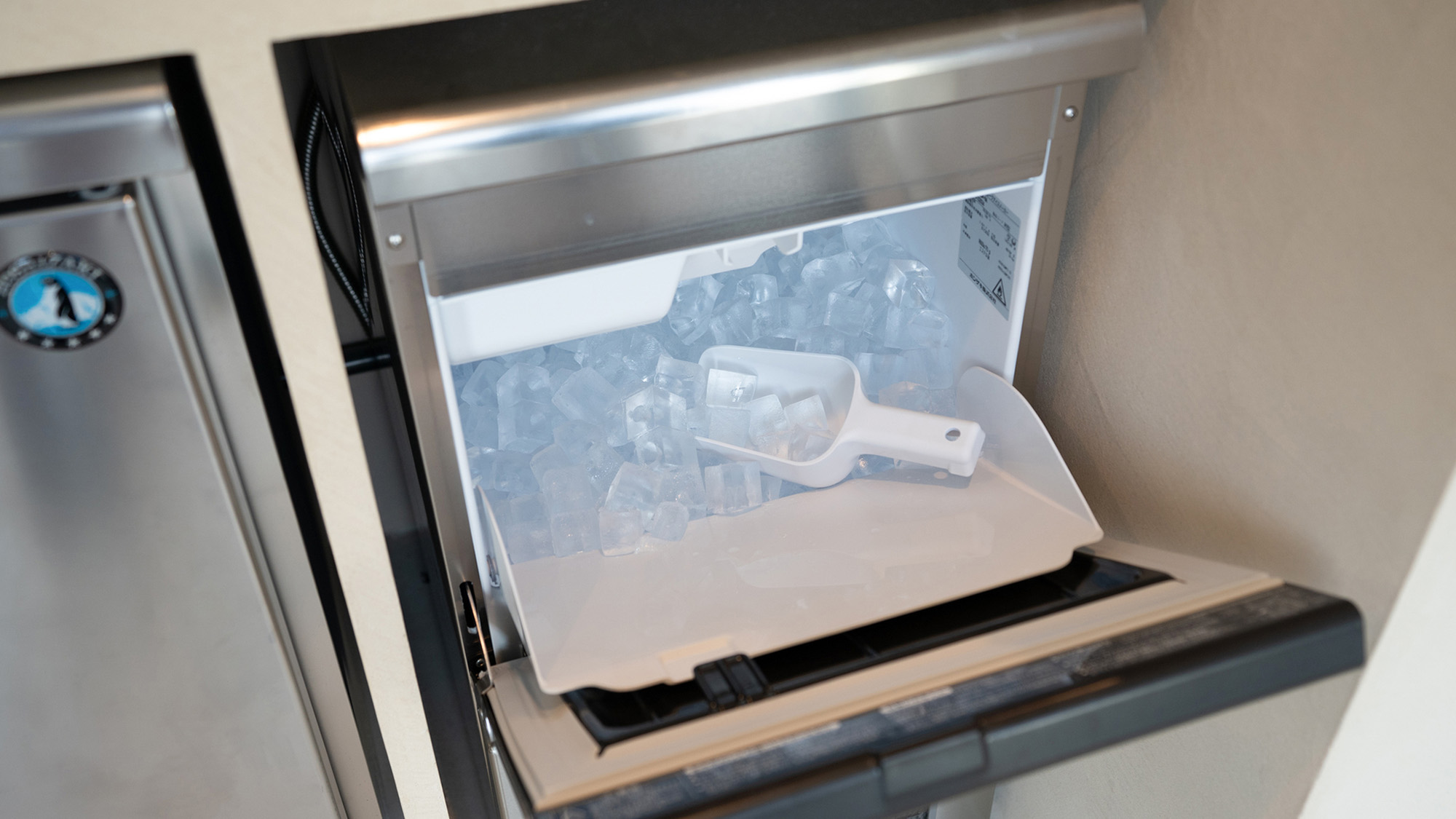 ・【ダイニングキッチン】製氷機完備。いつでも冷たいドリンクを楽しめます